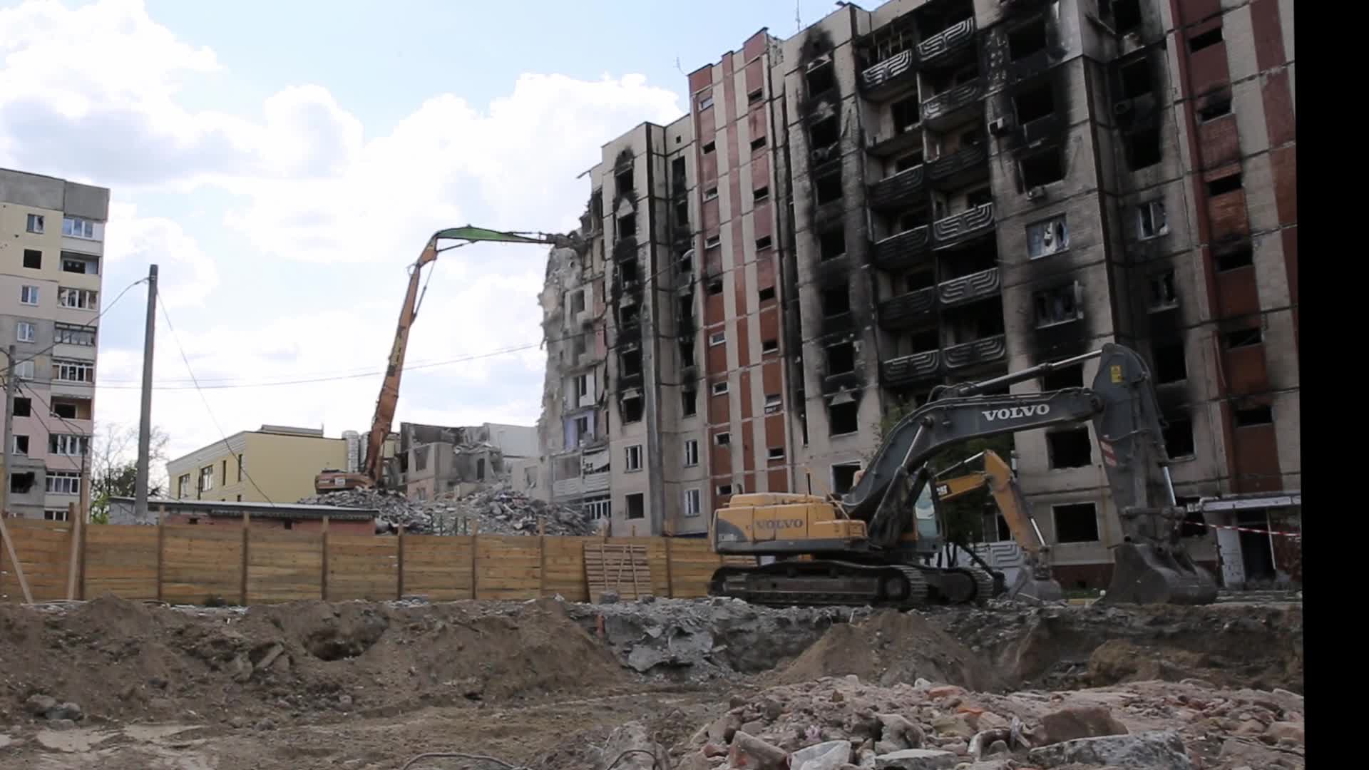 Reconstruction works in bombarded Irpin