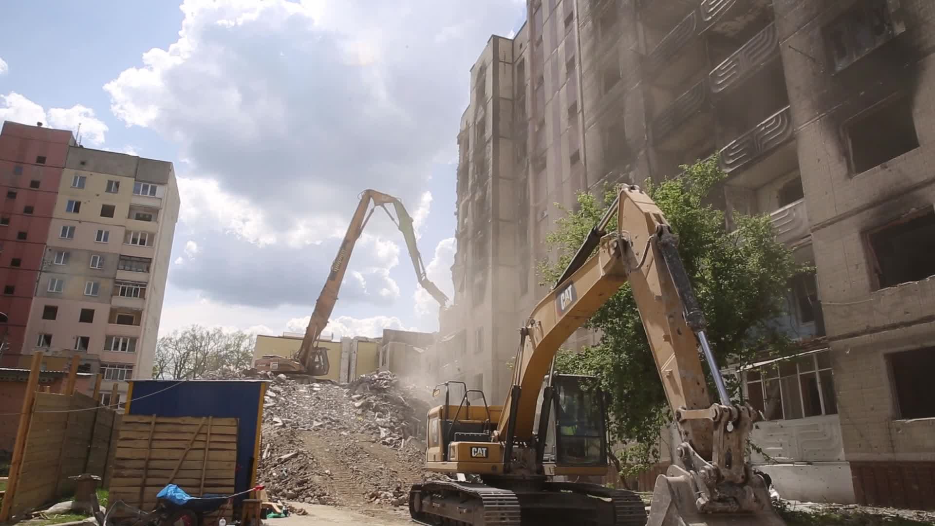 Reconstruction works in bombarded Irpin