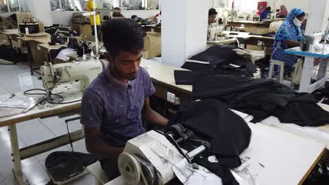 Bangladeshi workers make jute bags
