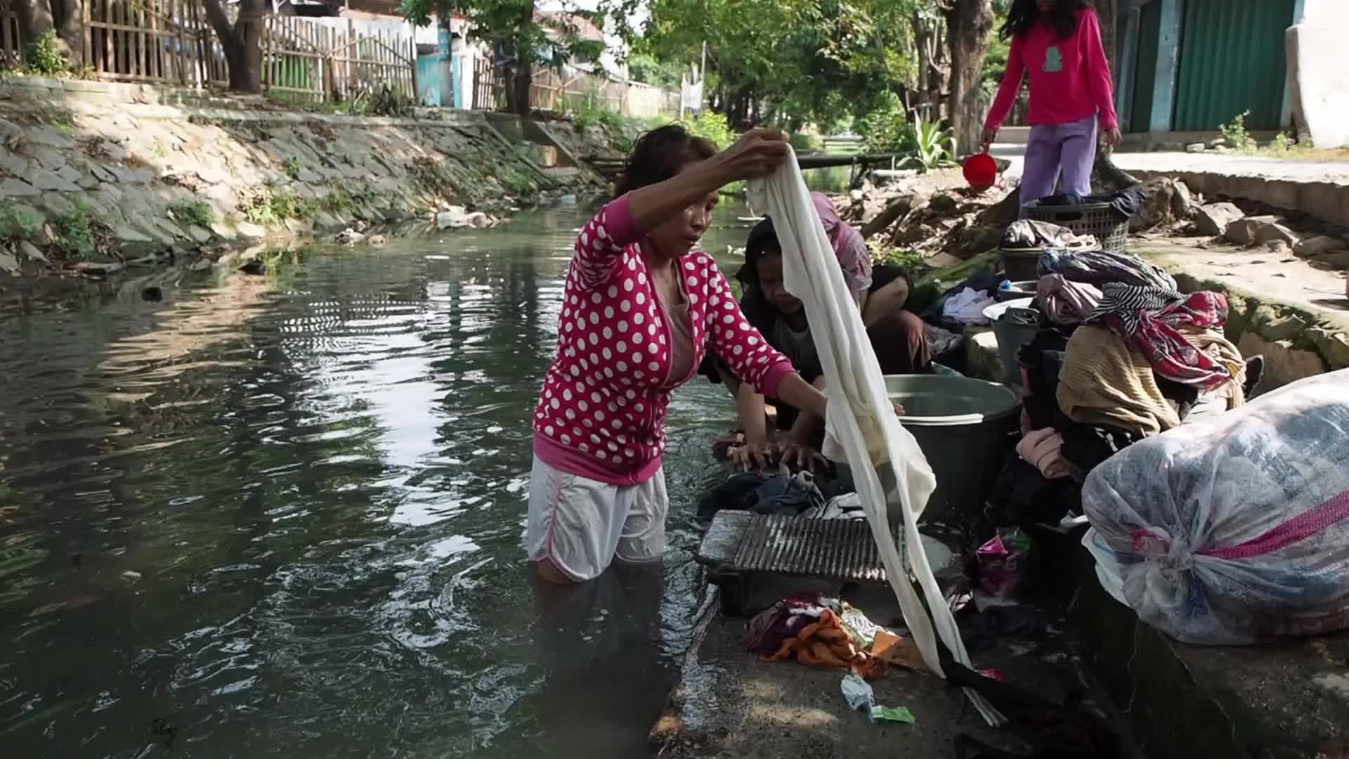 Indonesia: Residents Choose Polluted River Water to Conserve Clean Water