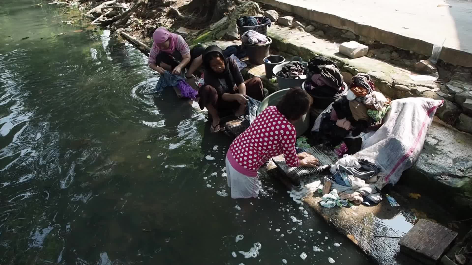 Indonesia: Residents Choose Polluted River Water to Conserve Clean Water