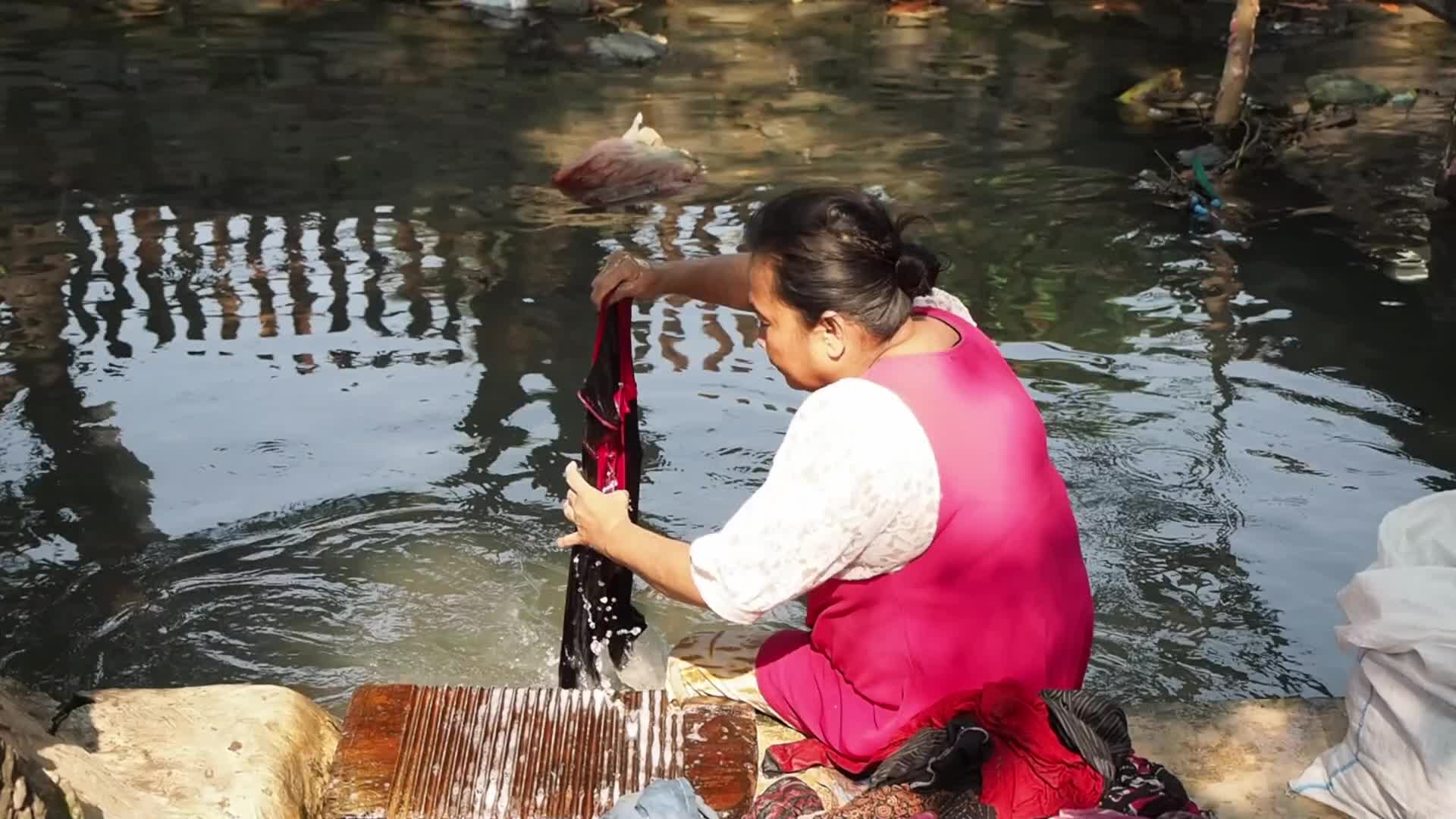 Indonesia: Residents Choose Polluted River Water to Conserve Clean Water