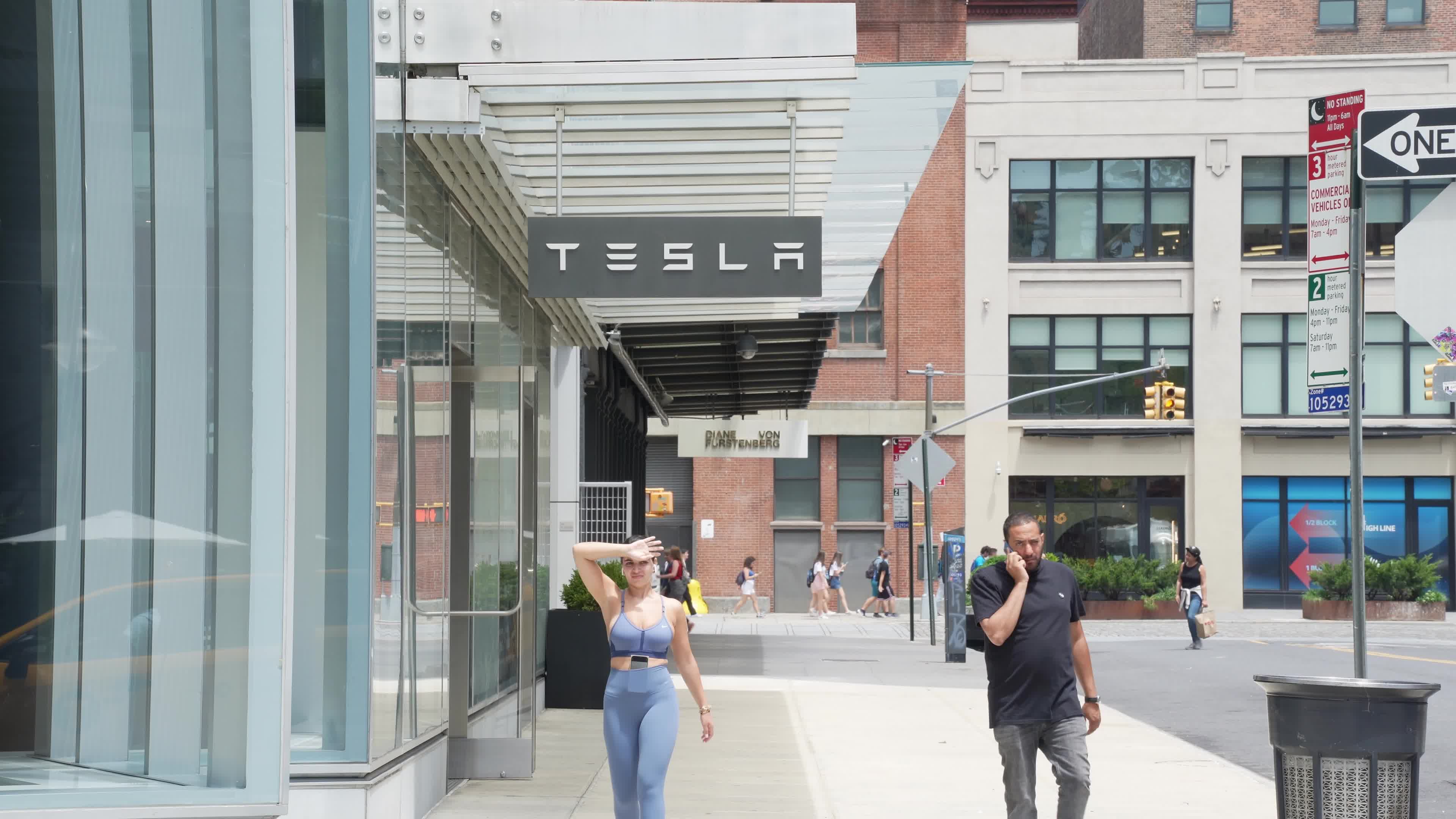 Tesla Store Atmosphere