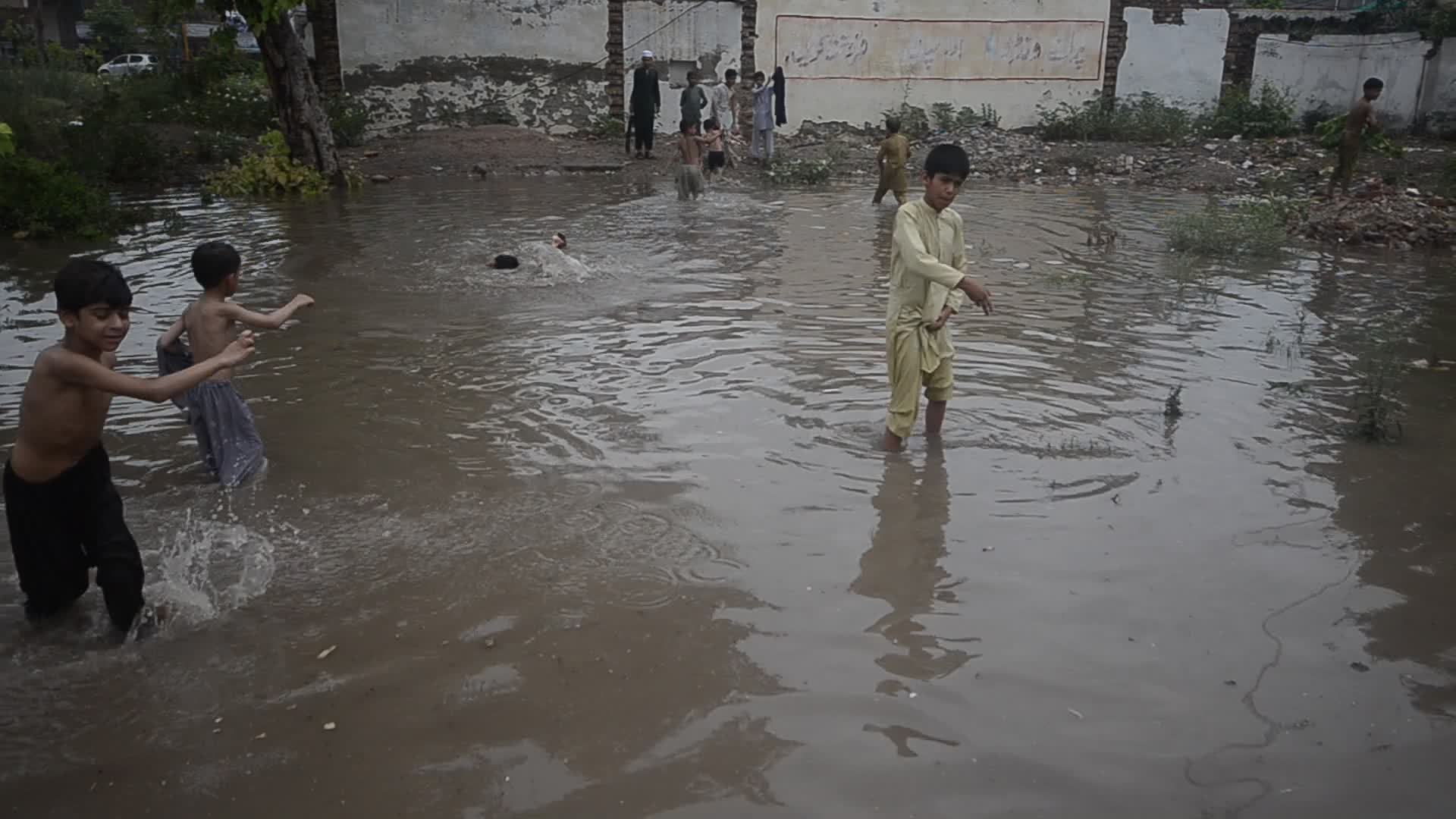 Rainstorms hit Pakistani city of Peshawar
