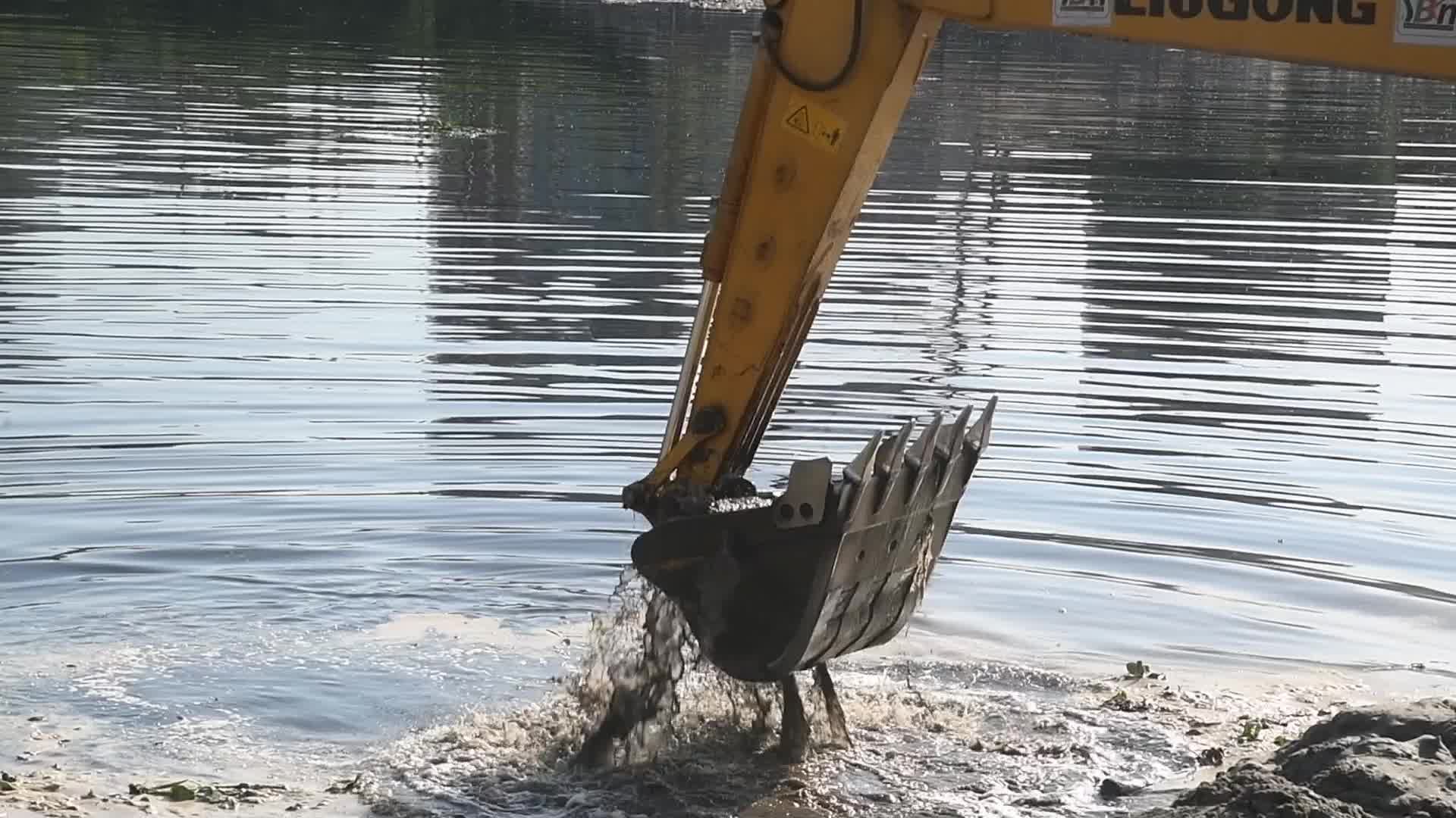 River pollution in Dhaka