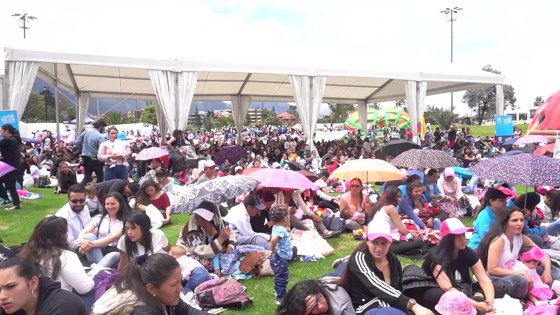 Mothers defend breastfeeding in public in Colombia