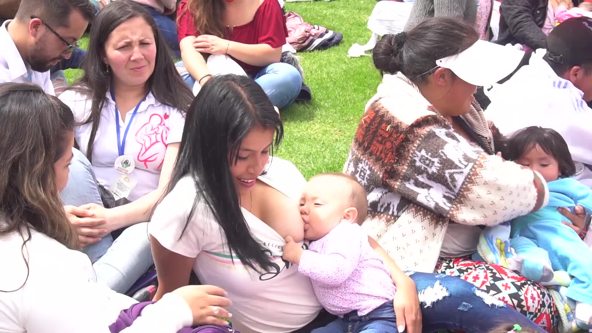 Mothers defend breastfeeding in public in Colombia