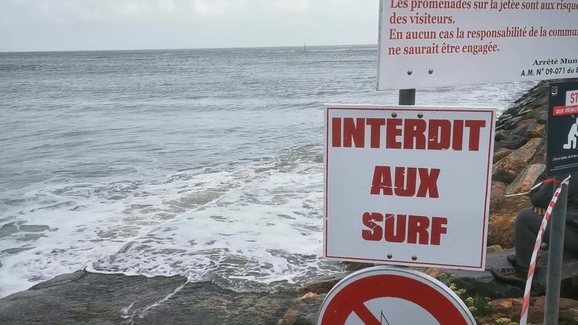 Forbidden beaches due to the strong tides tide in France
