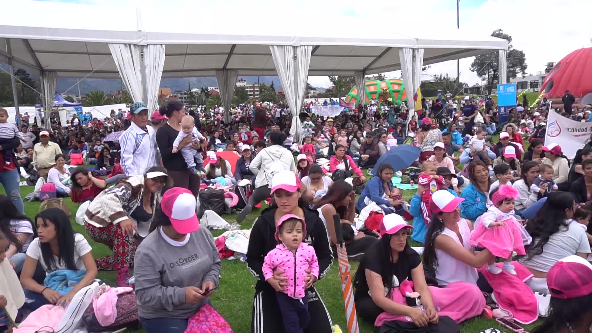 Mothers defend breastfeeding in public in Colombia