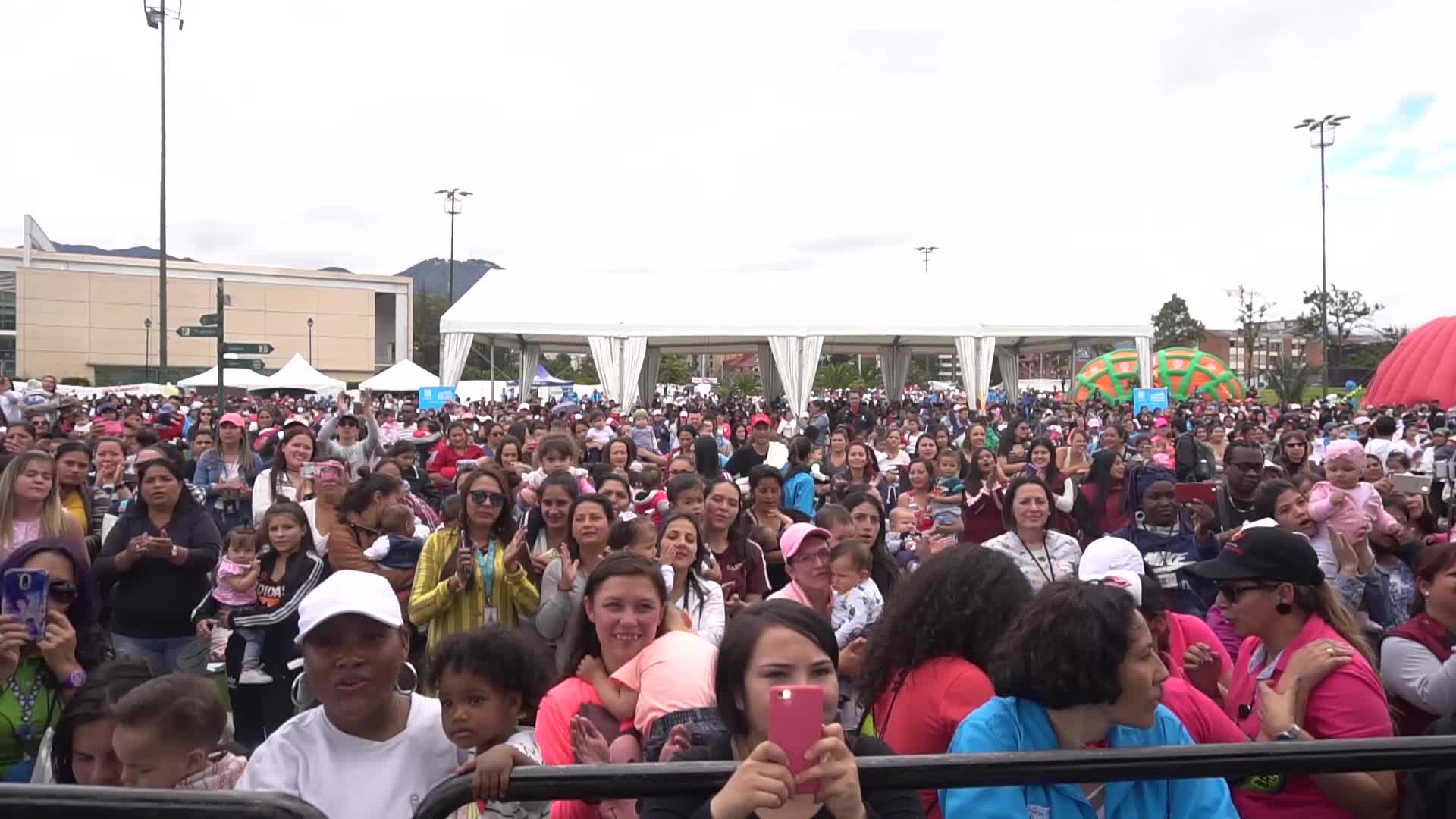 Mothers defend breastfeeding in public in Colombia