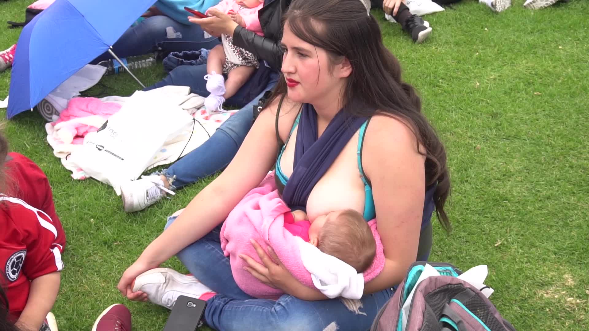 Mothers defend breastfeeding in public in Colombia