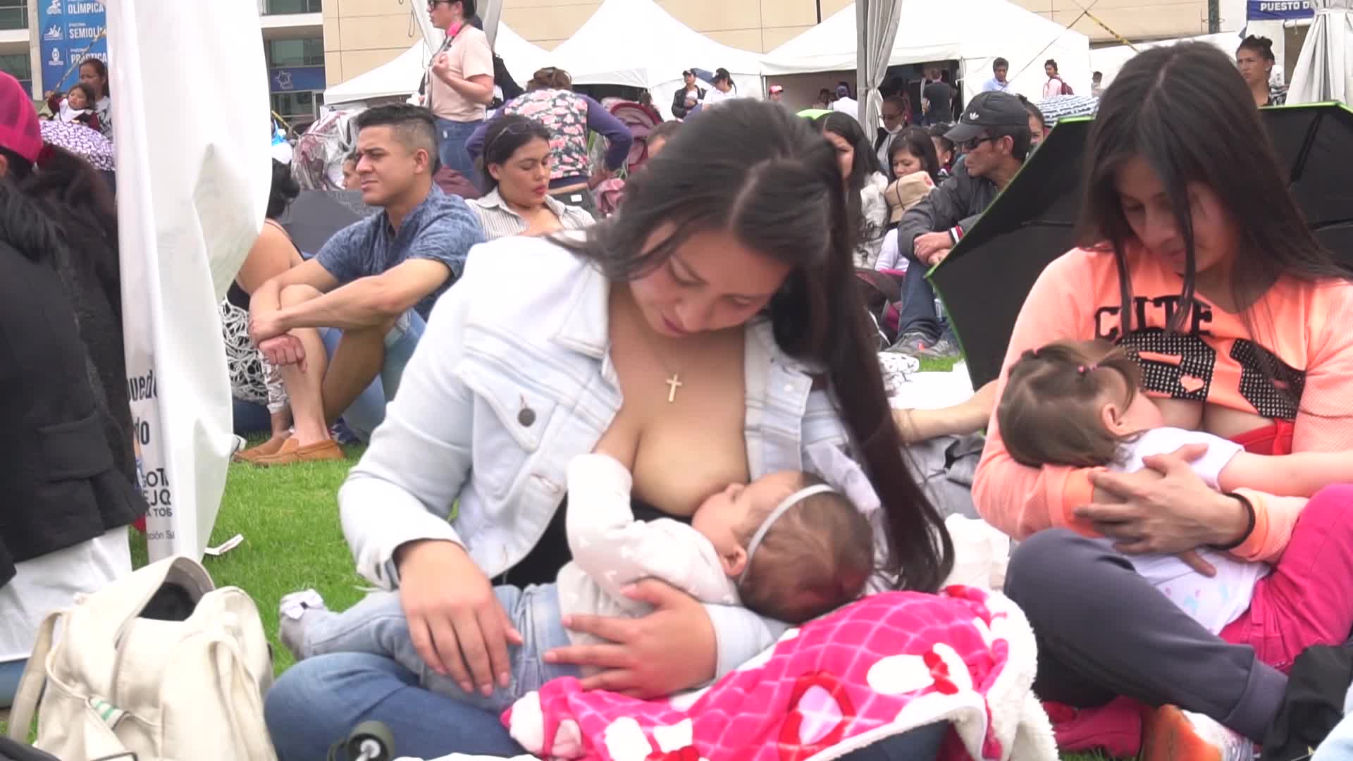 Mothers defend breastfeeding in public in Colombia