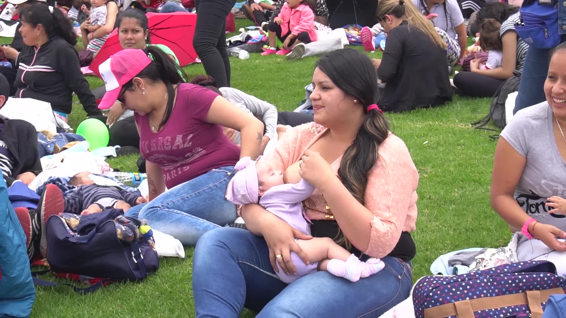 Mothers defend breastfeeding in public in Colombia
