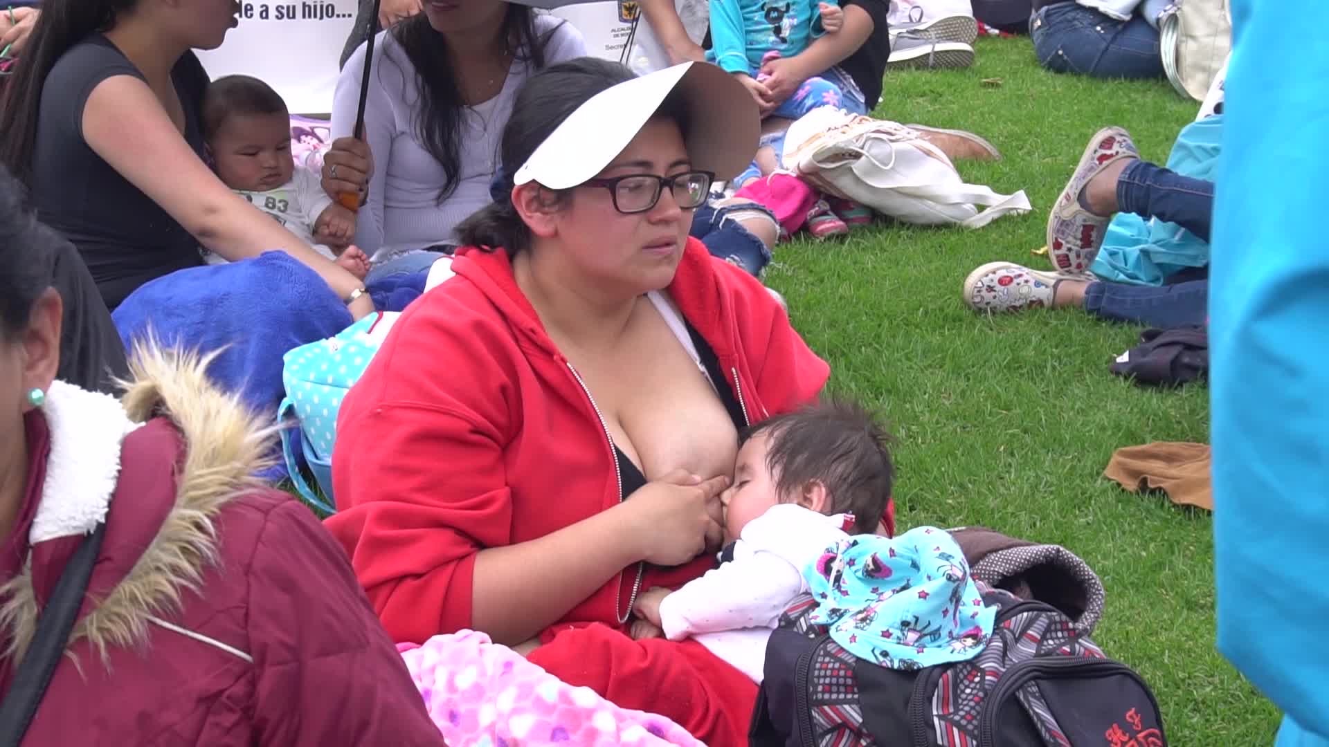 Mothers defend breastfeeding in public in Colombia