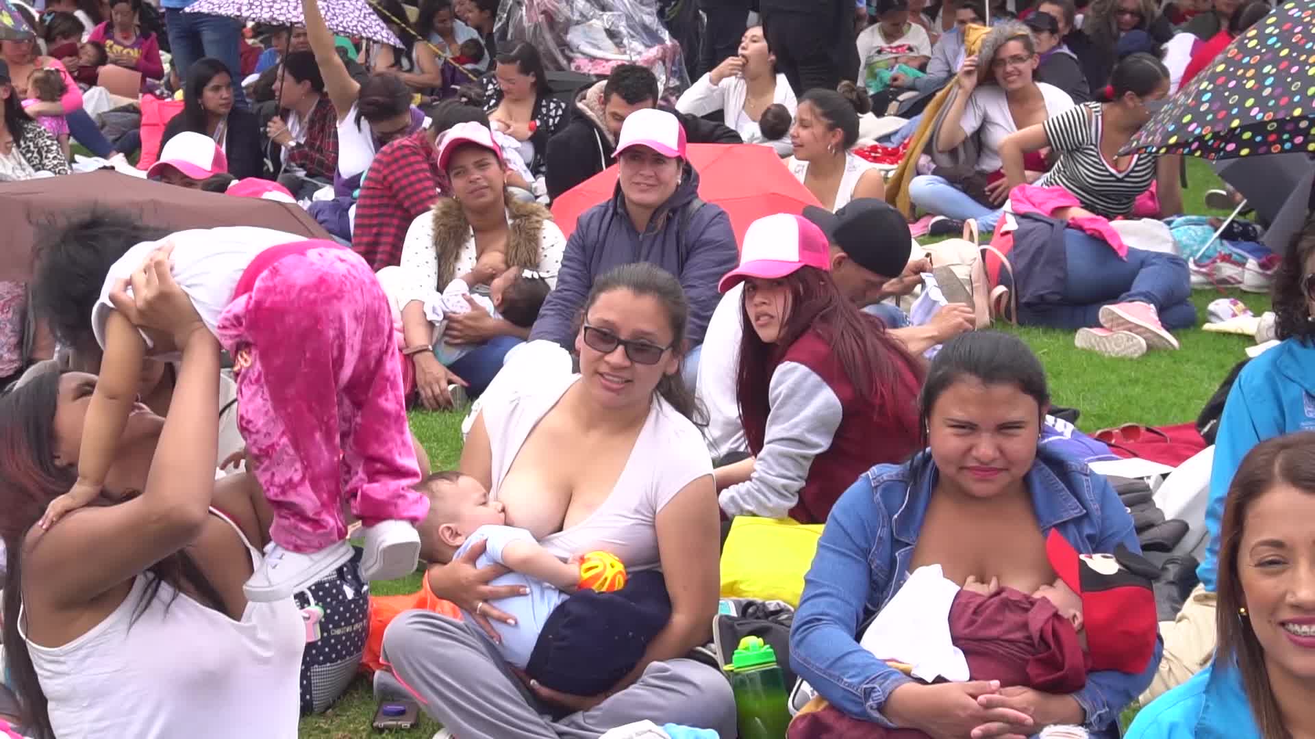 Mothers defend breastfeeding in public in Colombia
