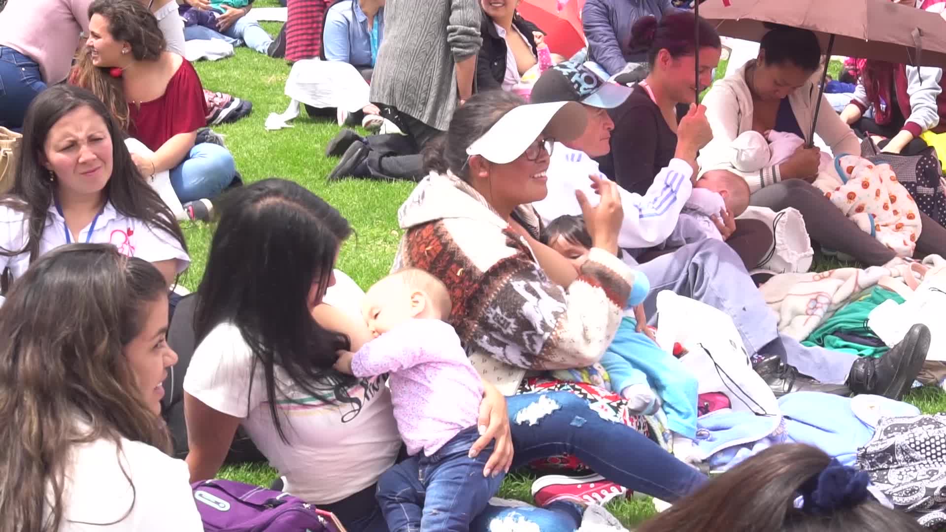 Mothers defend breastfeeding in public in Colombia