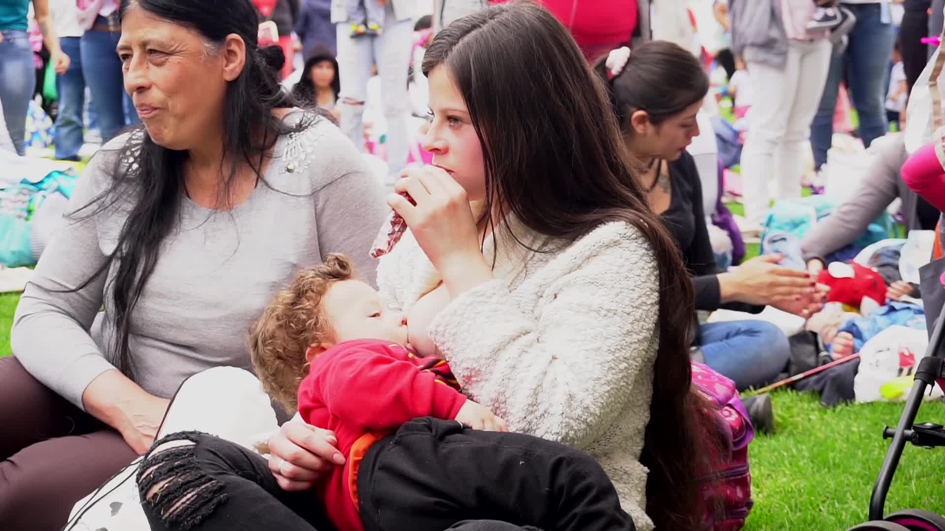 Mothers defend breastfeeding in public in Colombia