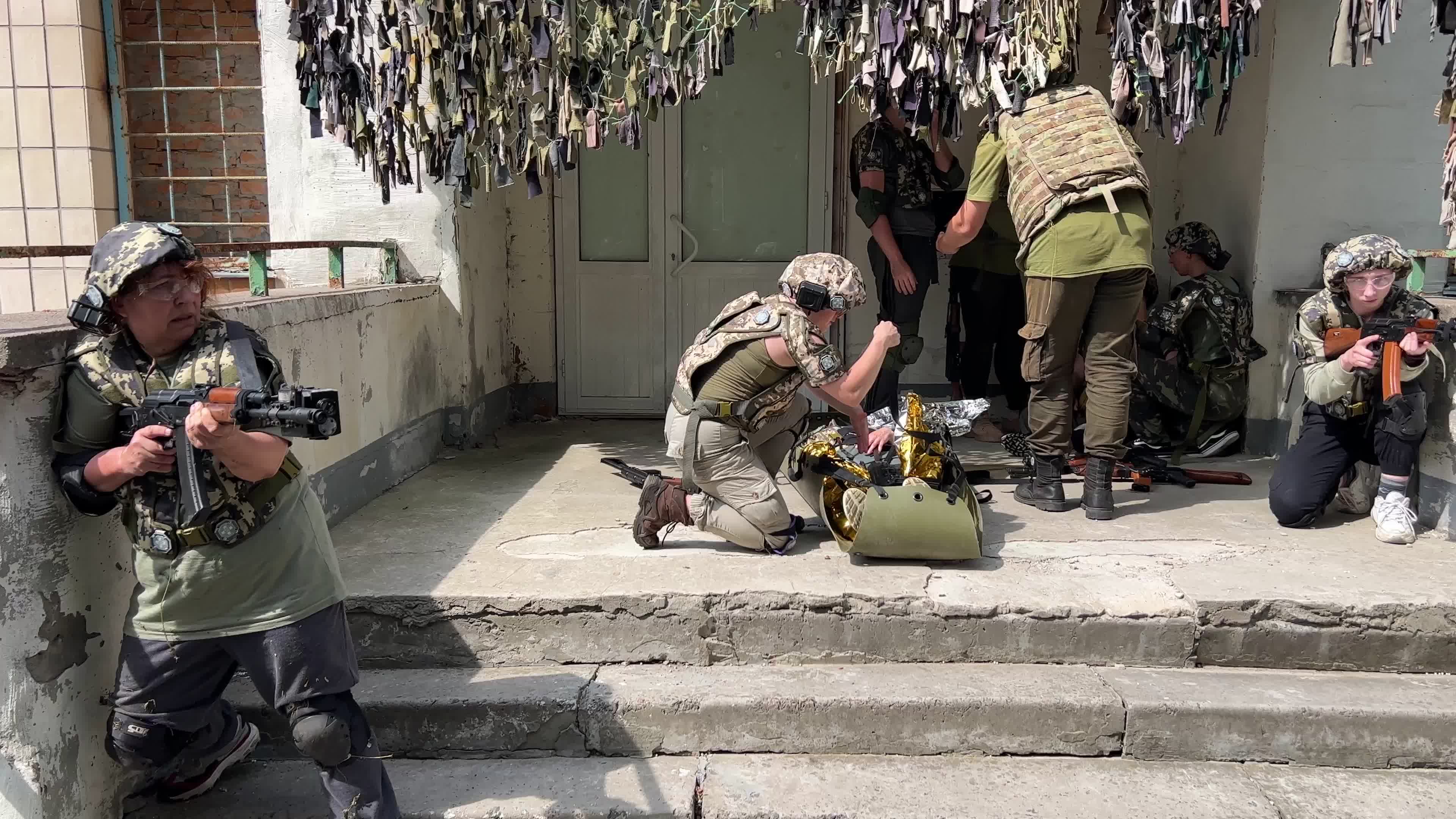 Civilians of Ukraine during a five-day training course for national resistance 