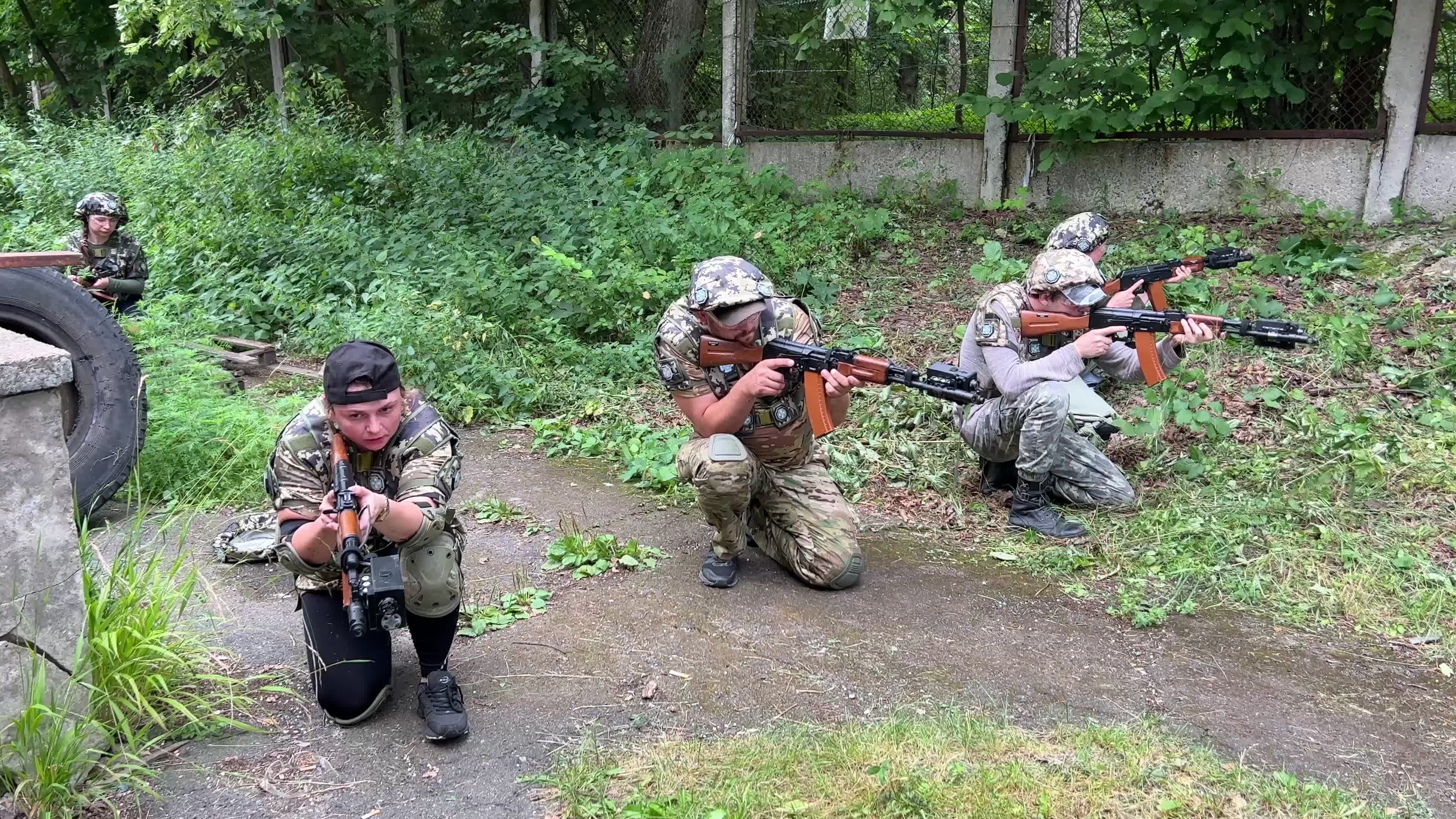 Civilians of Ukraine during a five-day training course for national resistance 