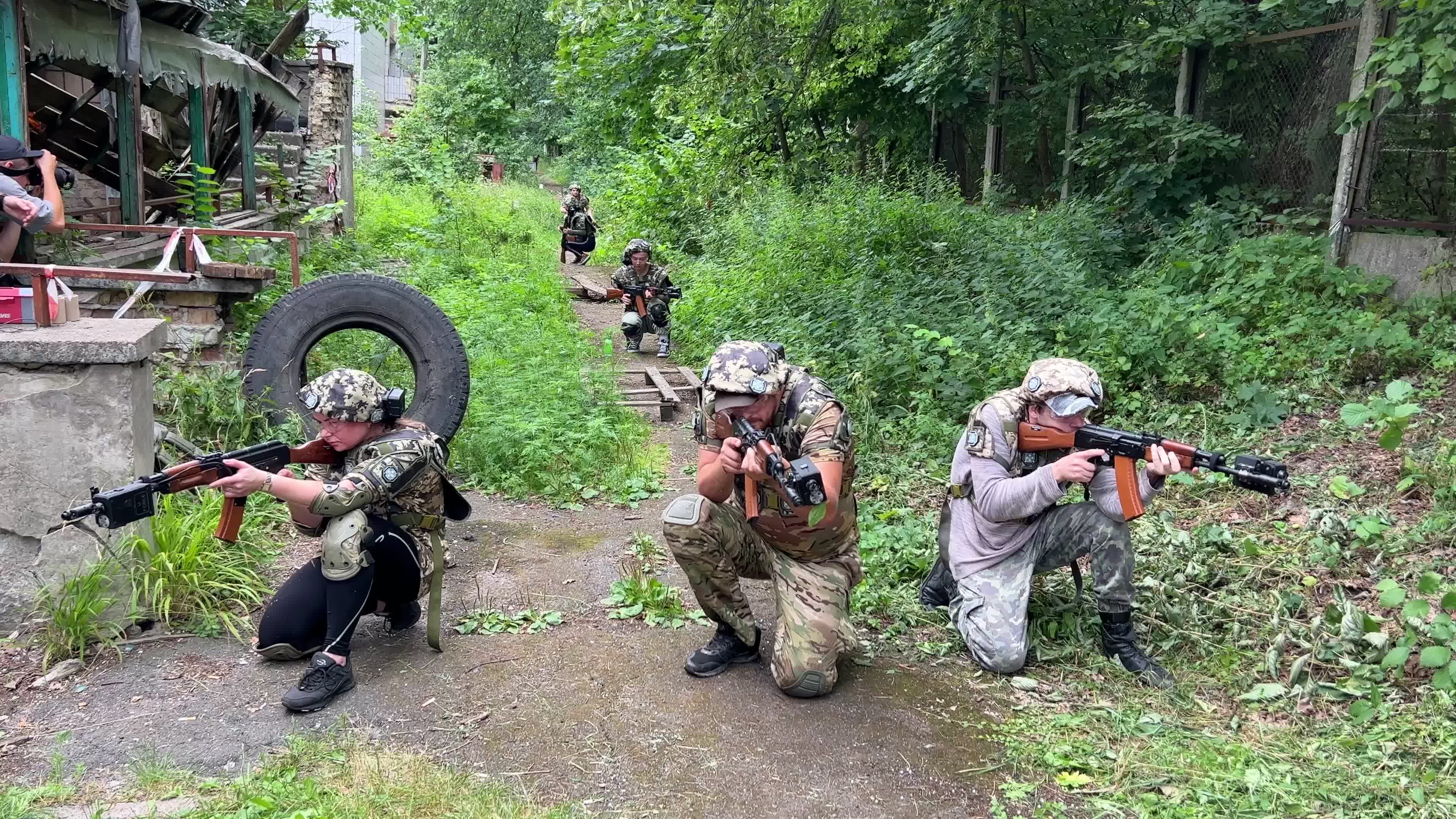 Civilians of Ukraine during a five-day training course for national resistance 