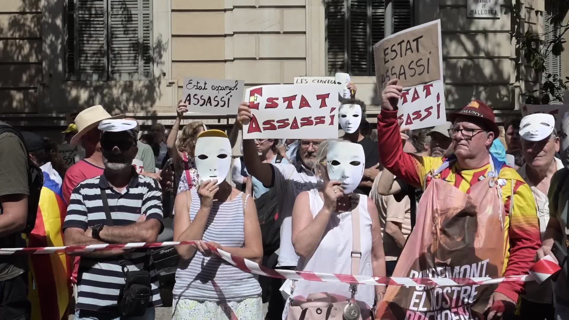 Protest at the Delegation of the Spanish government in Barcelona to demand the truth about the attacks of August 17, 2017