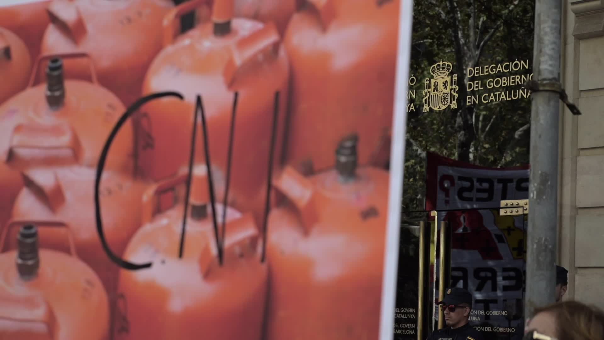 Protest at the Delegation of the Spanish government in Barcelona to demand the truth about the attacks of August 17, 2017