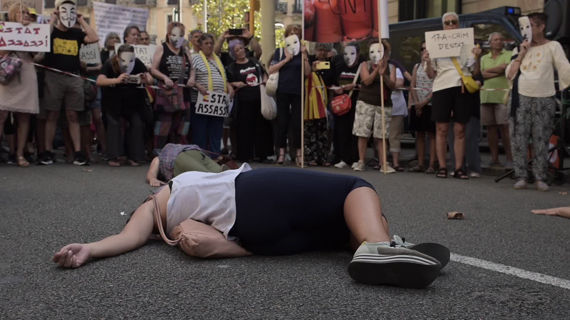 Protest at the Delegation of the Spanish government in Barcelona to demand the truth about the attacks of August 17, 2017