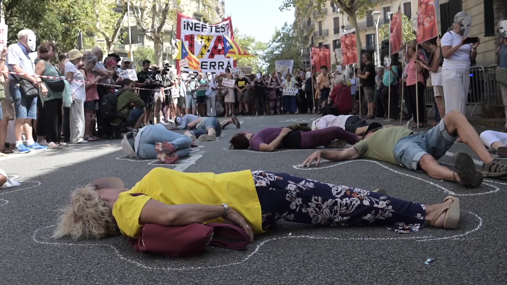 Protest at the Delegation of the Spanish government in Barcelona to demand the truth about the attacks of August 17, 2017