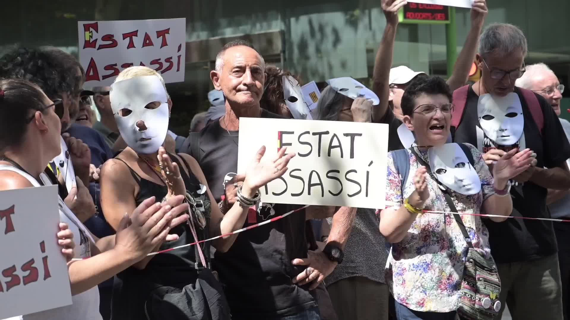 Protest at the Delegation of the Spanish government in Barcelona to demand the truth about the attacks of August 17, 2017