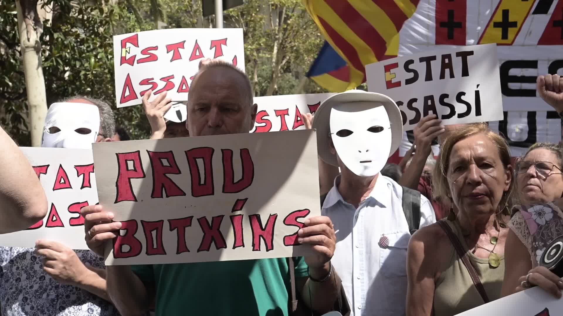 Protest at the Delegation of the Spanish government in Barcelona to demand the truth about the attacks of August 17, 2017