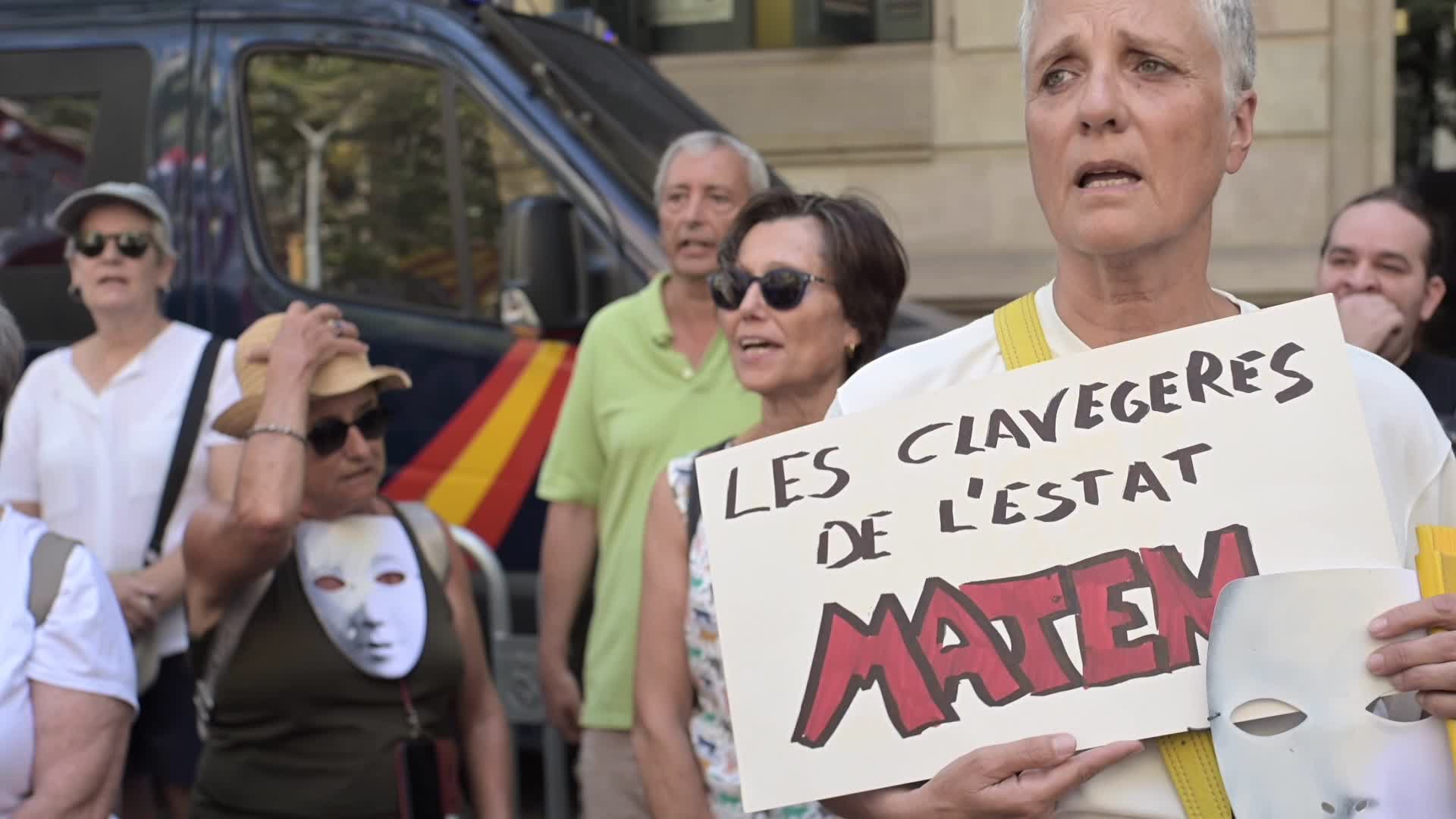 Protest at the Delegation of the Spanish government in Barcelona to demand the truth about the attacks of August 17, 2017