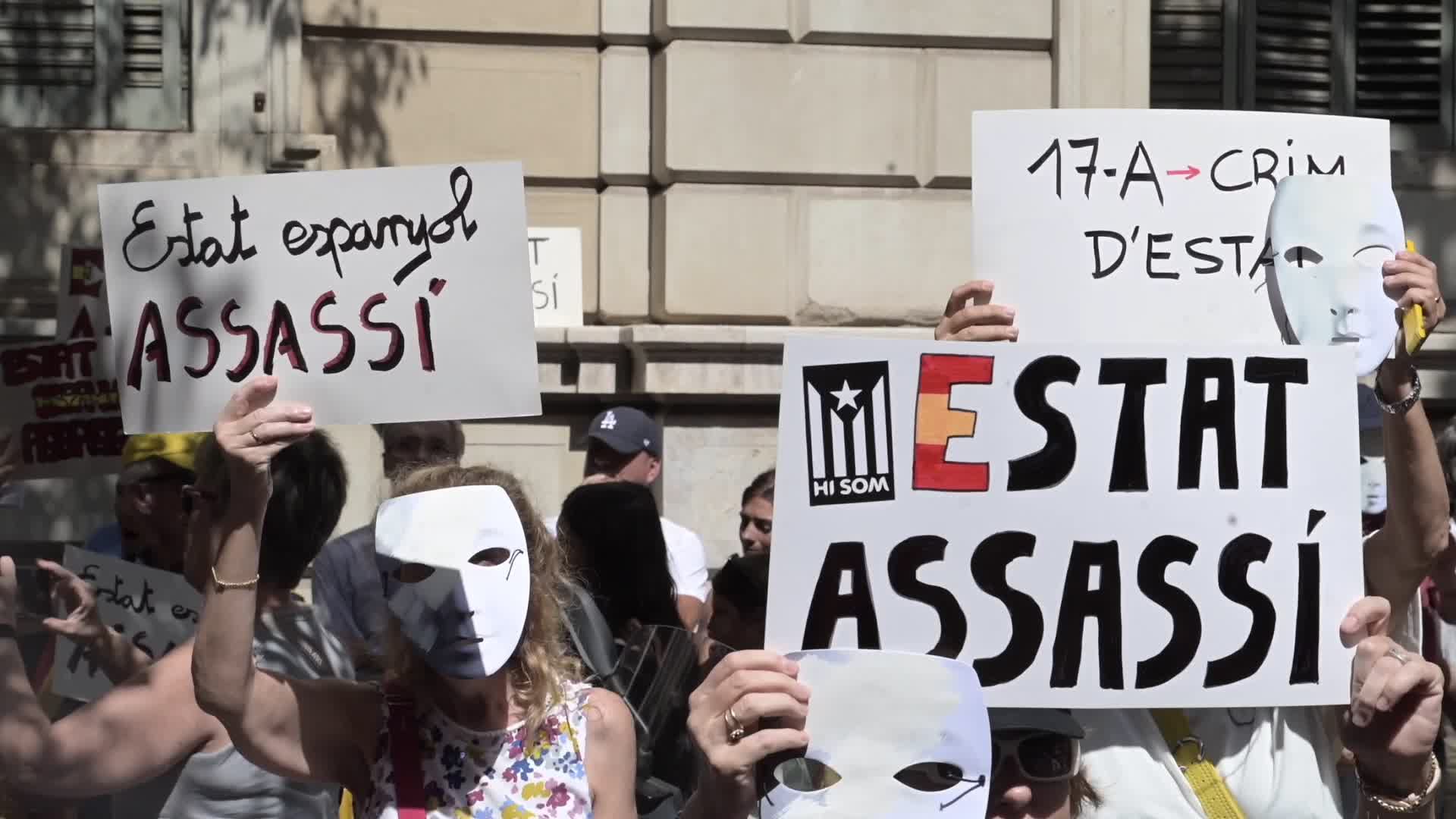 Protest at the Delegation of the Spanish government in Barcelona to demand the truth about the attacks of August 17, 2017