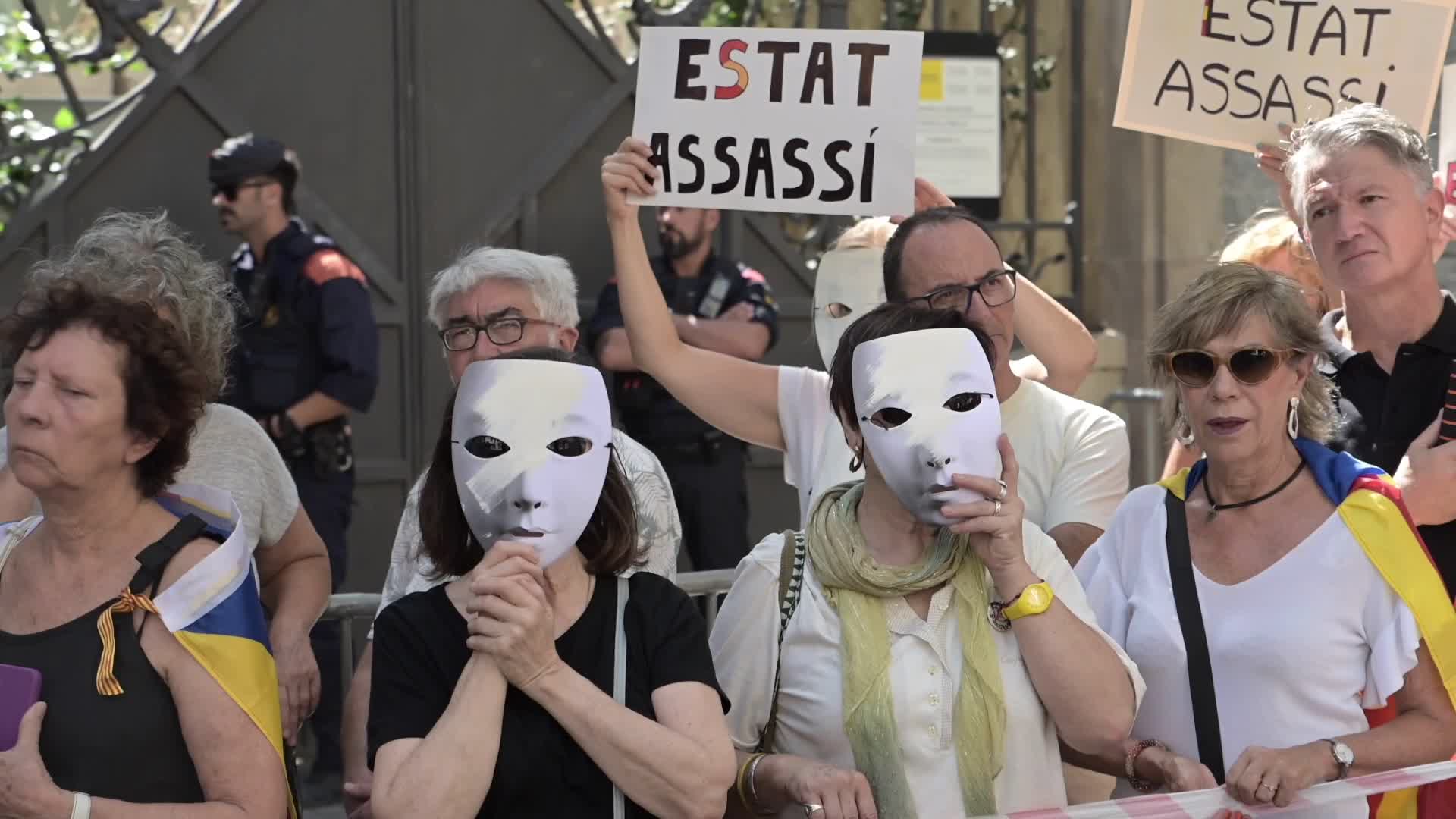 Protest at the Delegation of the Spanish government in Barcelona to demand the truth about the attacks of August 17, 2017