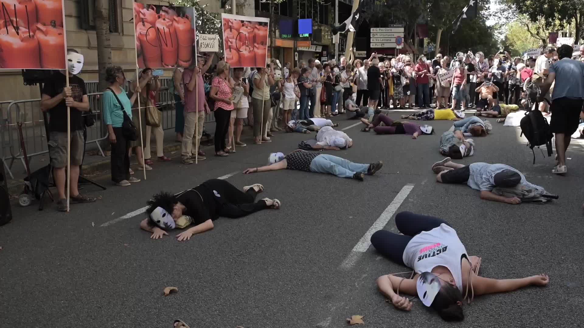 Protest at the Delegation of the Spanish government in Barcelona to demand the truth about the attacks of August 17, 2017