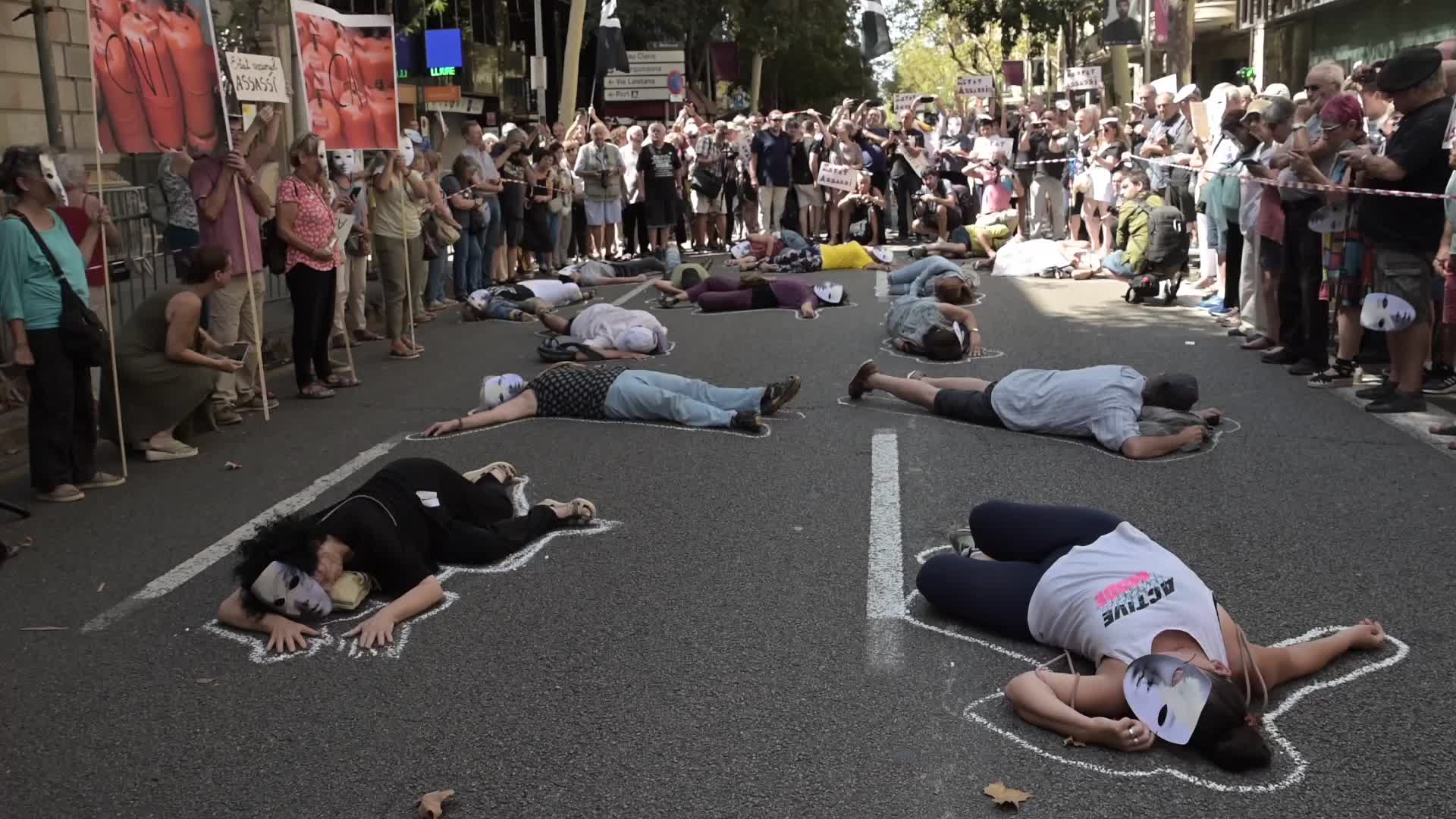 Protest at the Delegation of the Spanish government in Barcelona to demand the truth about the attacks of August 17, 2017