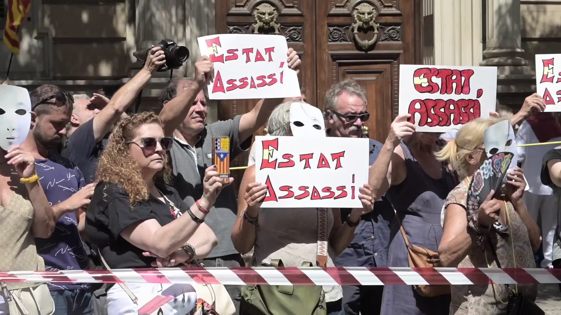 Protest at the Delegation of the Spanish government in Barcelona to demand the truth about the attacks of August 17, 2017