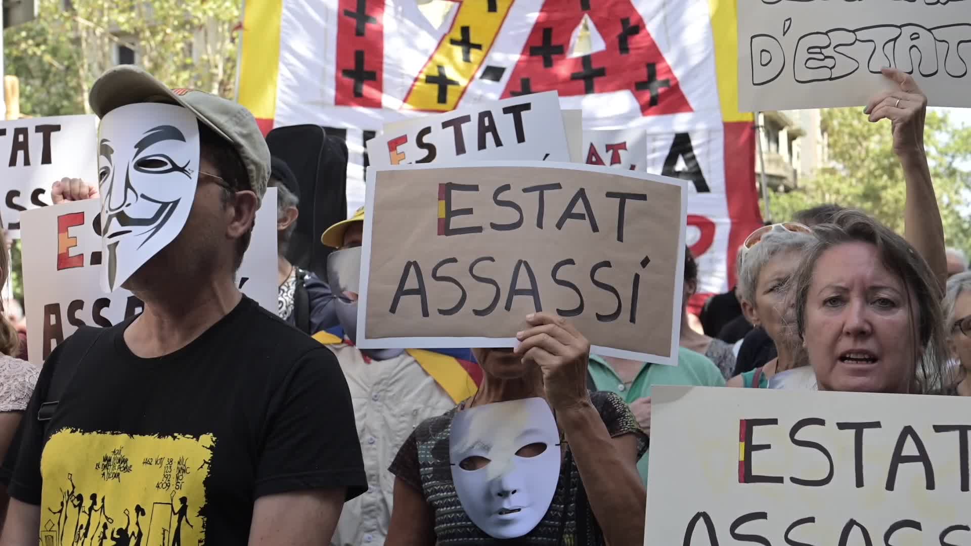 Protest at the Delegation of the Spanish government in Barcelona to demand the truth about the attacks of August 17, 2017