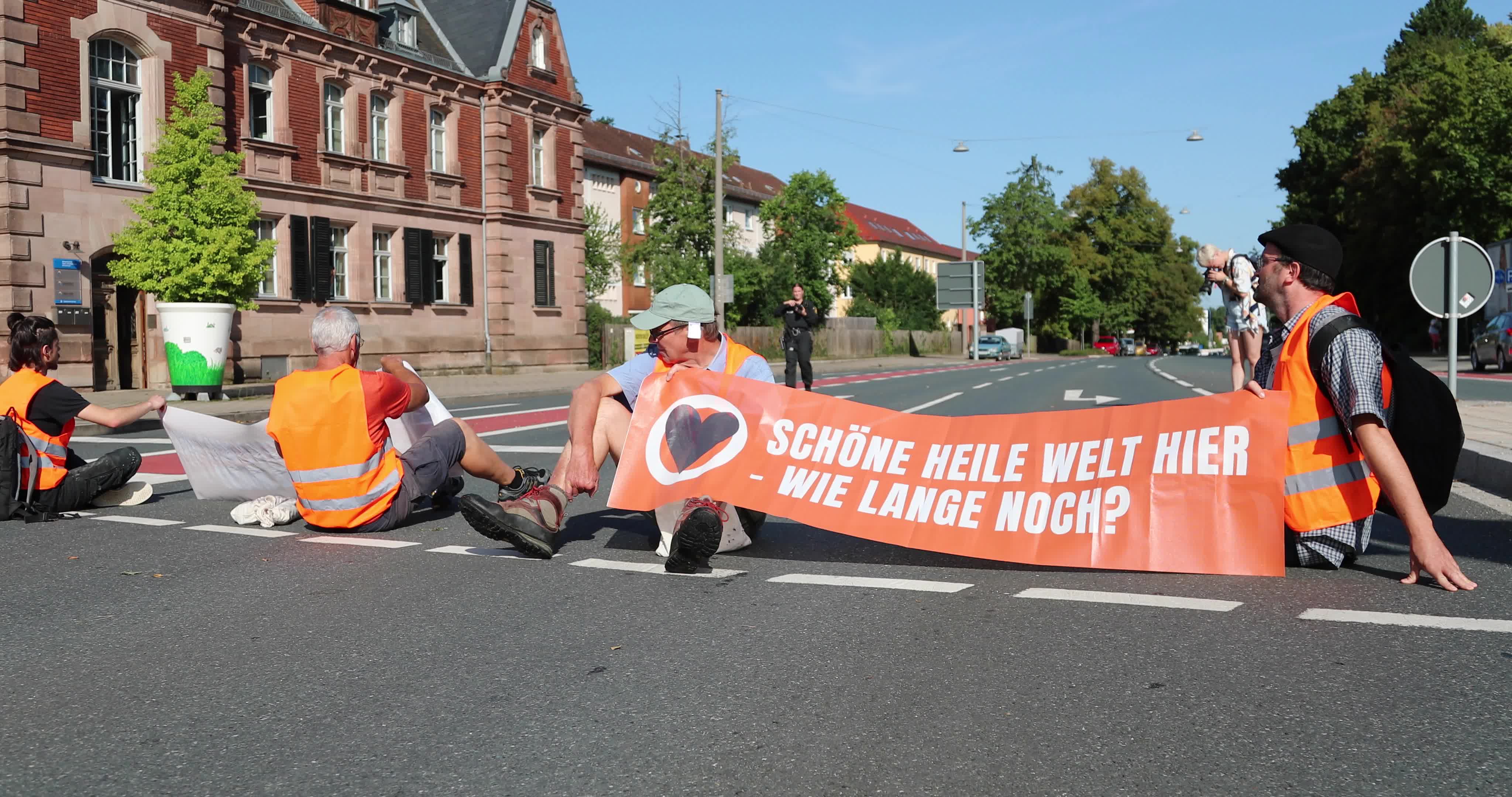 Letzte Generation blocks roads in front of the Faber-Castell Castle in Nuremberg