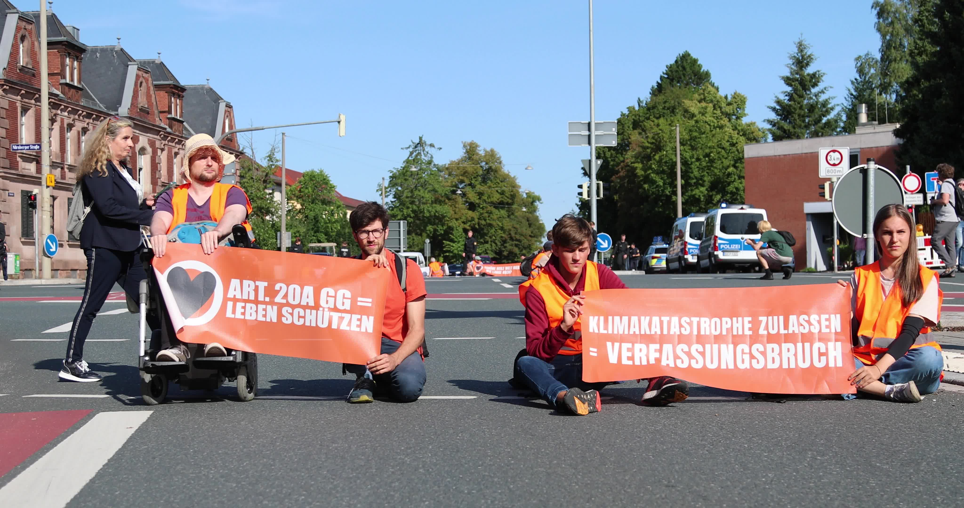 Letzte Generation blocks roads in front of the Faber-Castell Castle in Nuremberg