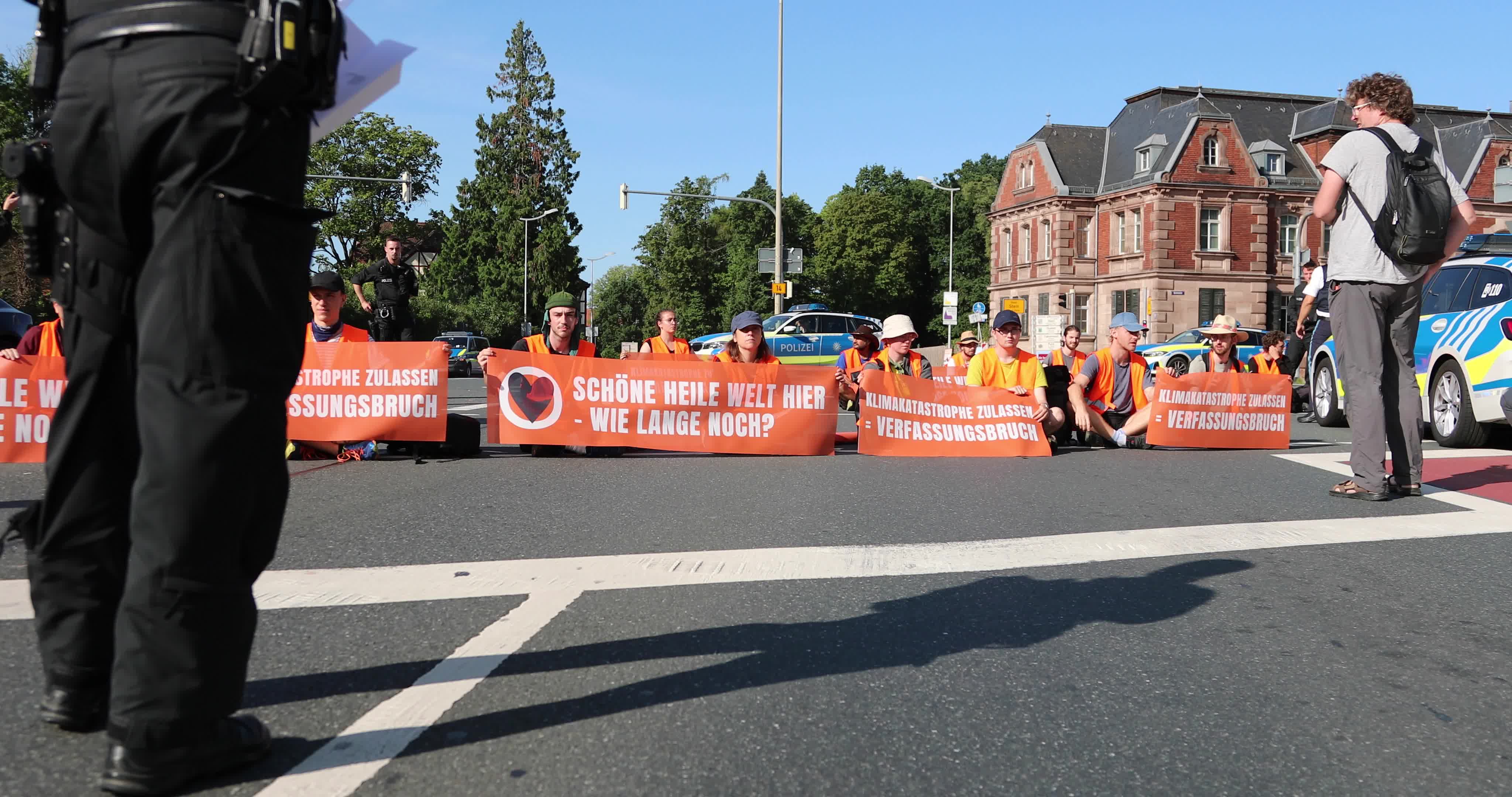 Letzte Generation blocks roads in front of the Faber-Castell Castle in Nuremberg
