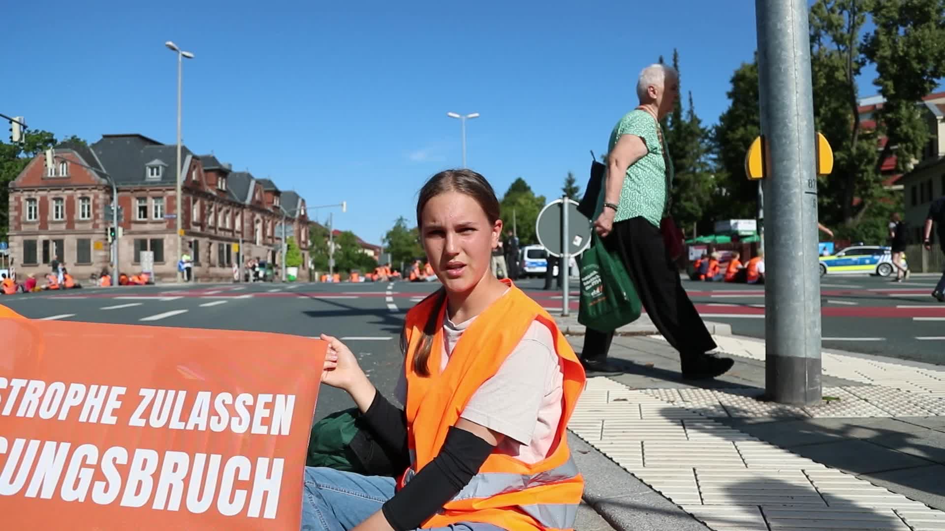 Letzte Generation blocks roads in front of the Faber-Castell Castle in Nuremberg