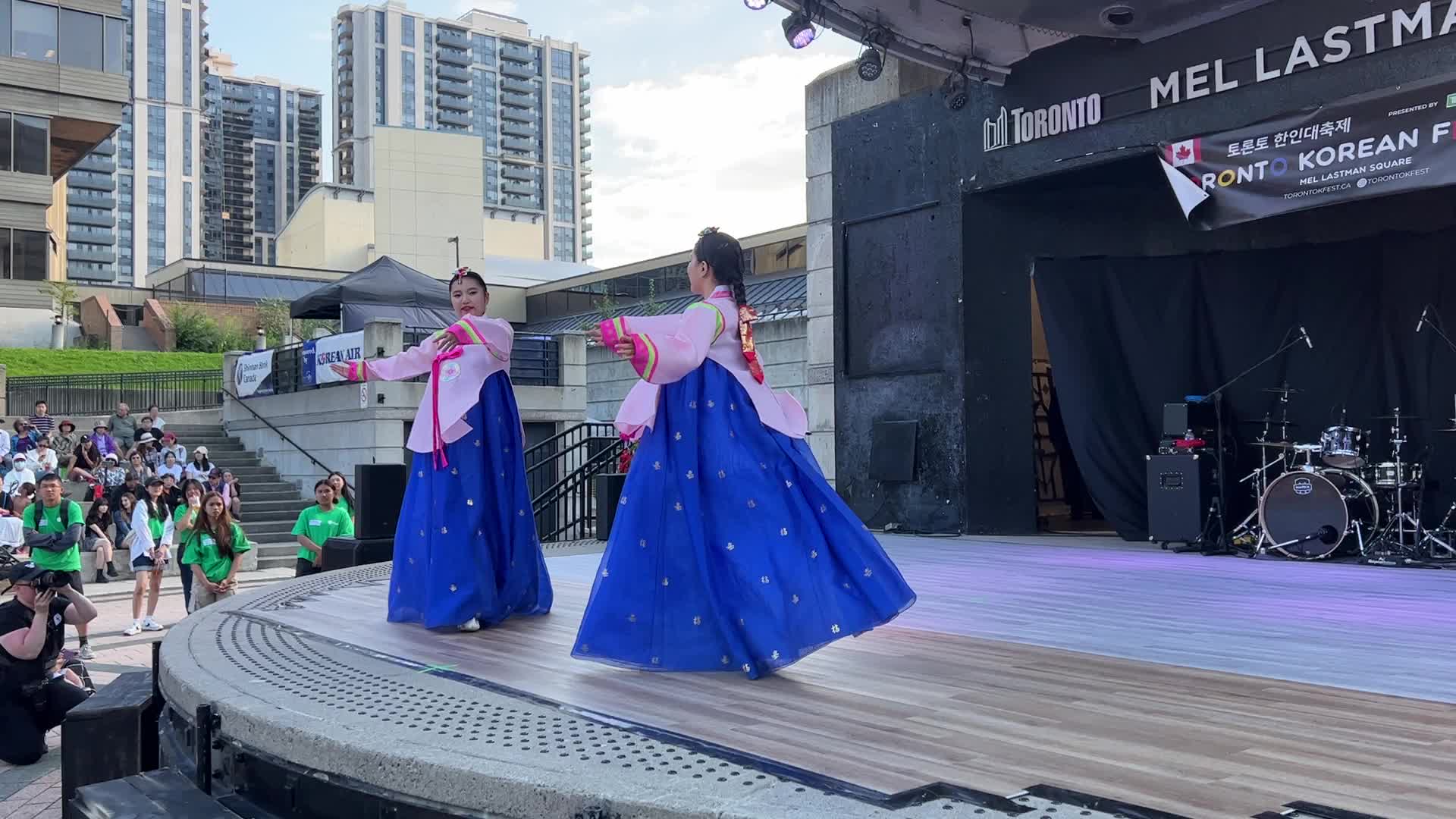 Korean girls perform a traditional Korean Arirang dance