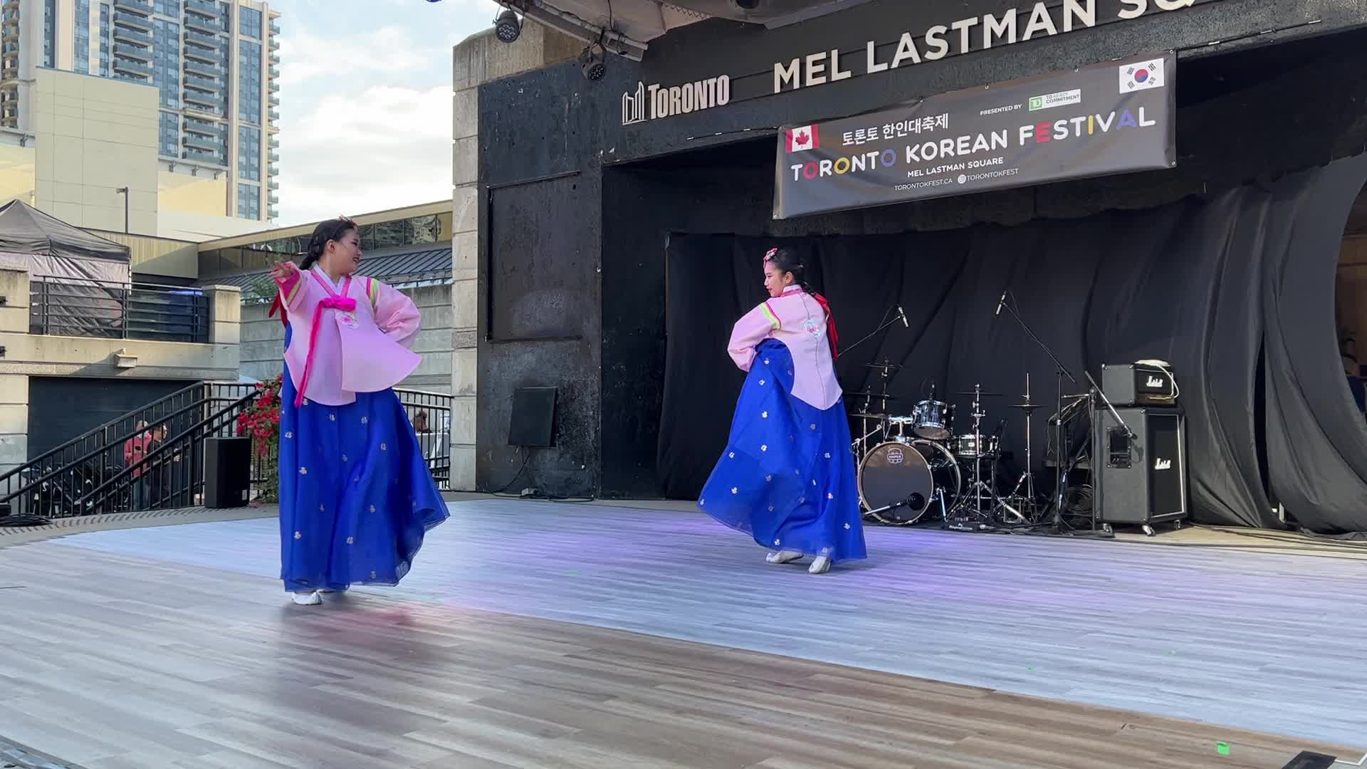 Korean girls perform a traditional Korean Arirang dance