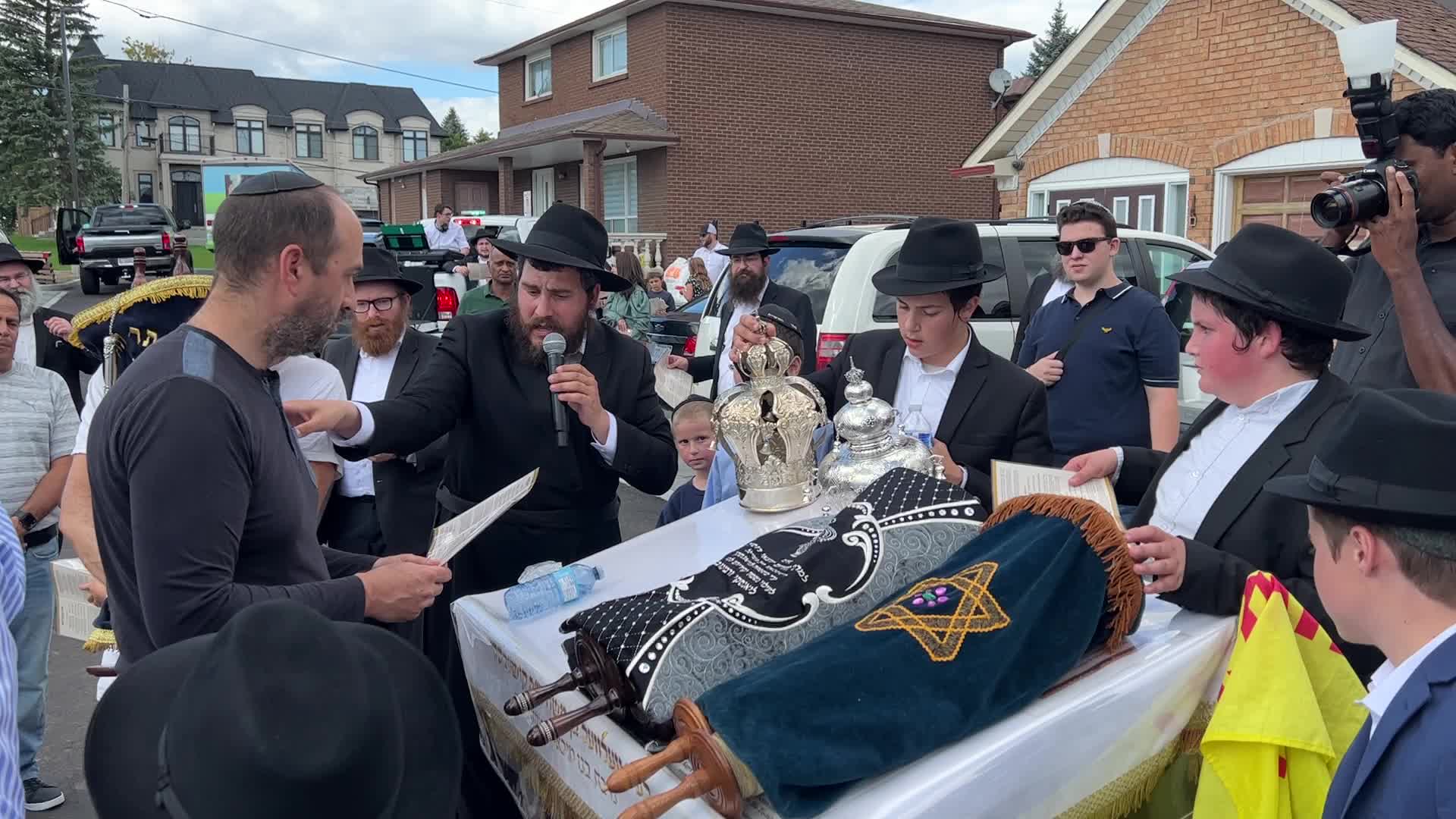 Procession to bring the Torah to the new synagogue