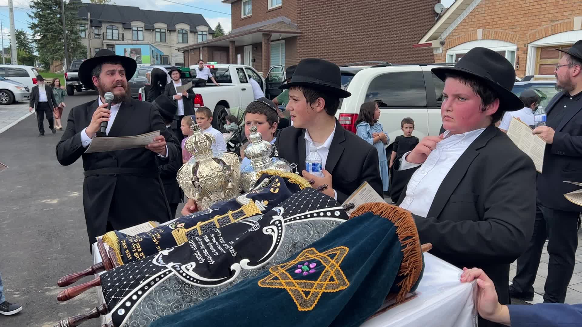 Procession to bring the Torah to the new synagogue