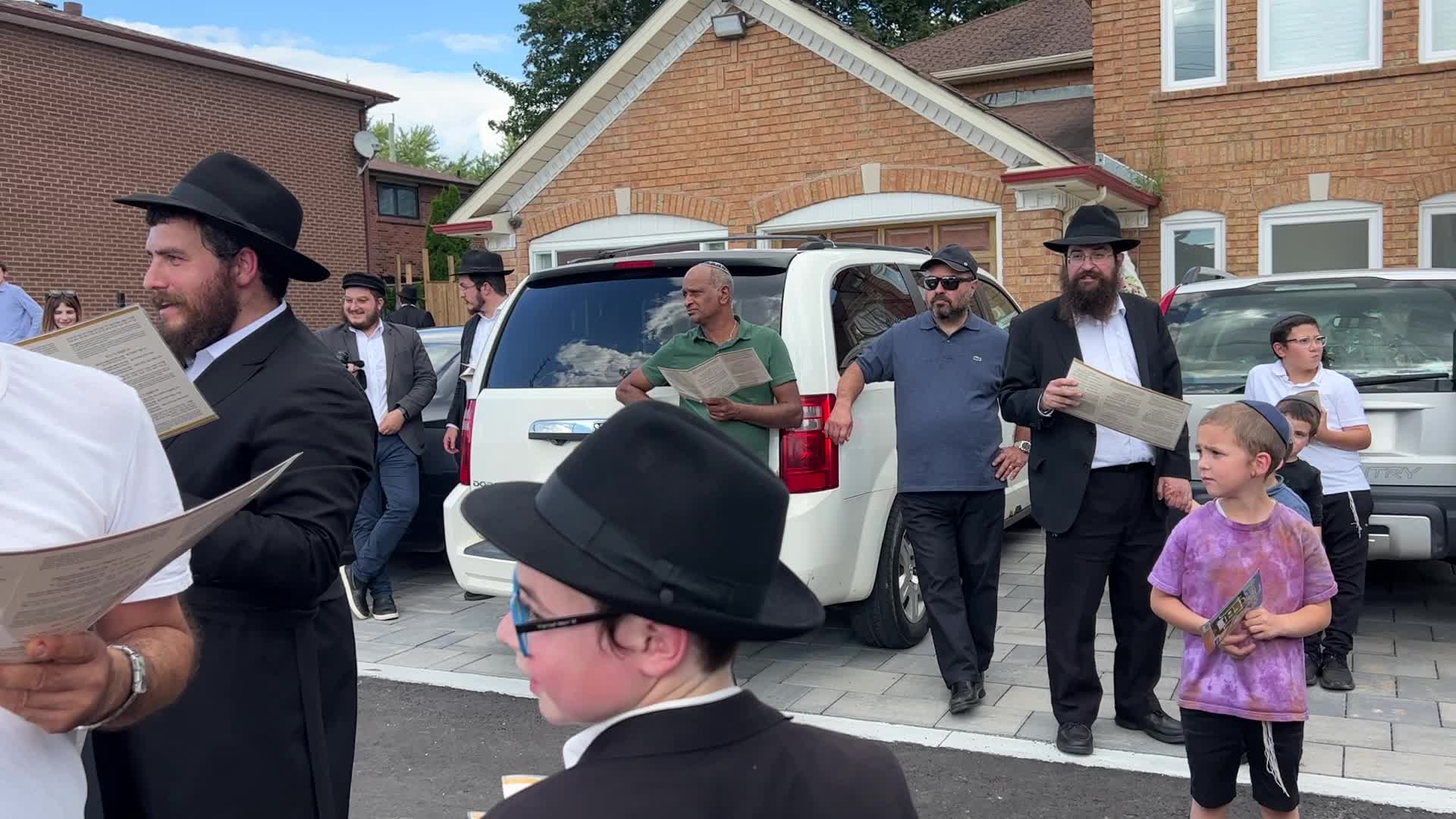 Procession to bring the Torah to the new synagogue