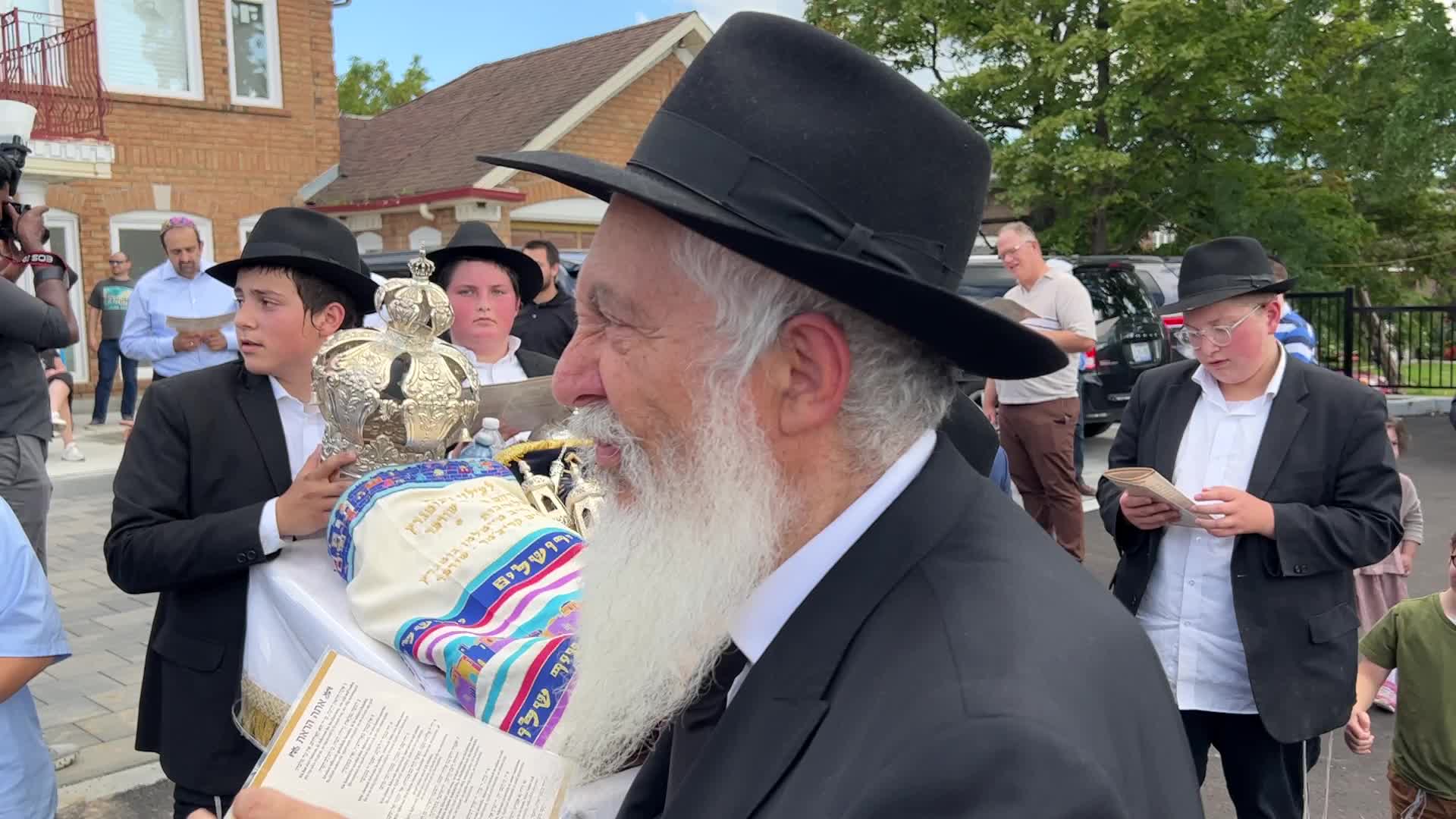 Procession to bring the Torah to the new synagogue