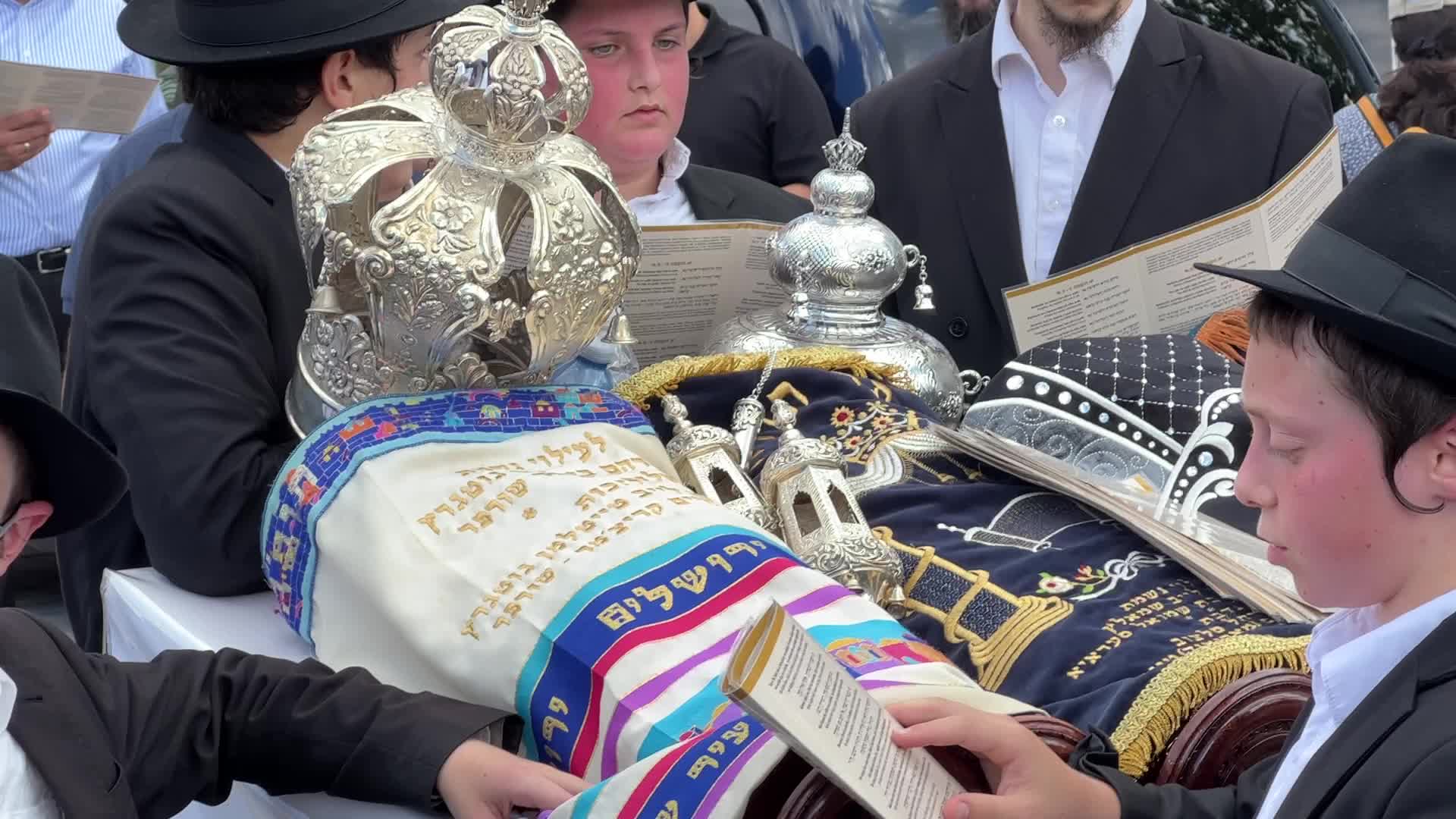 Procession to bring the Torah to the new synagogue