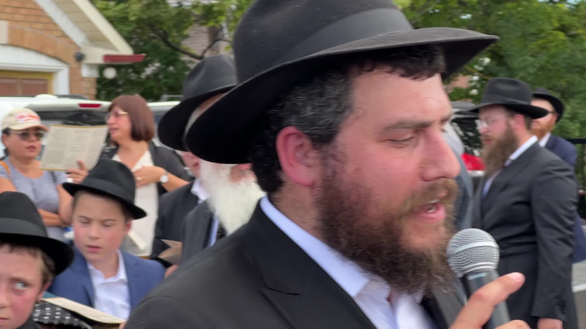 Procession to bring the Torah to the new synagogue