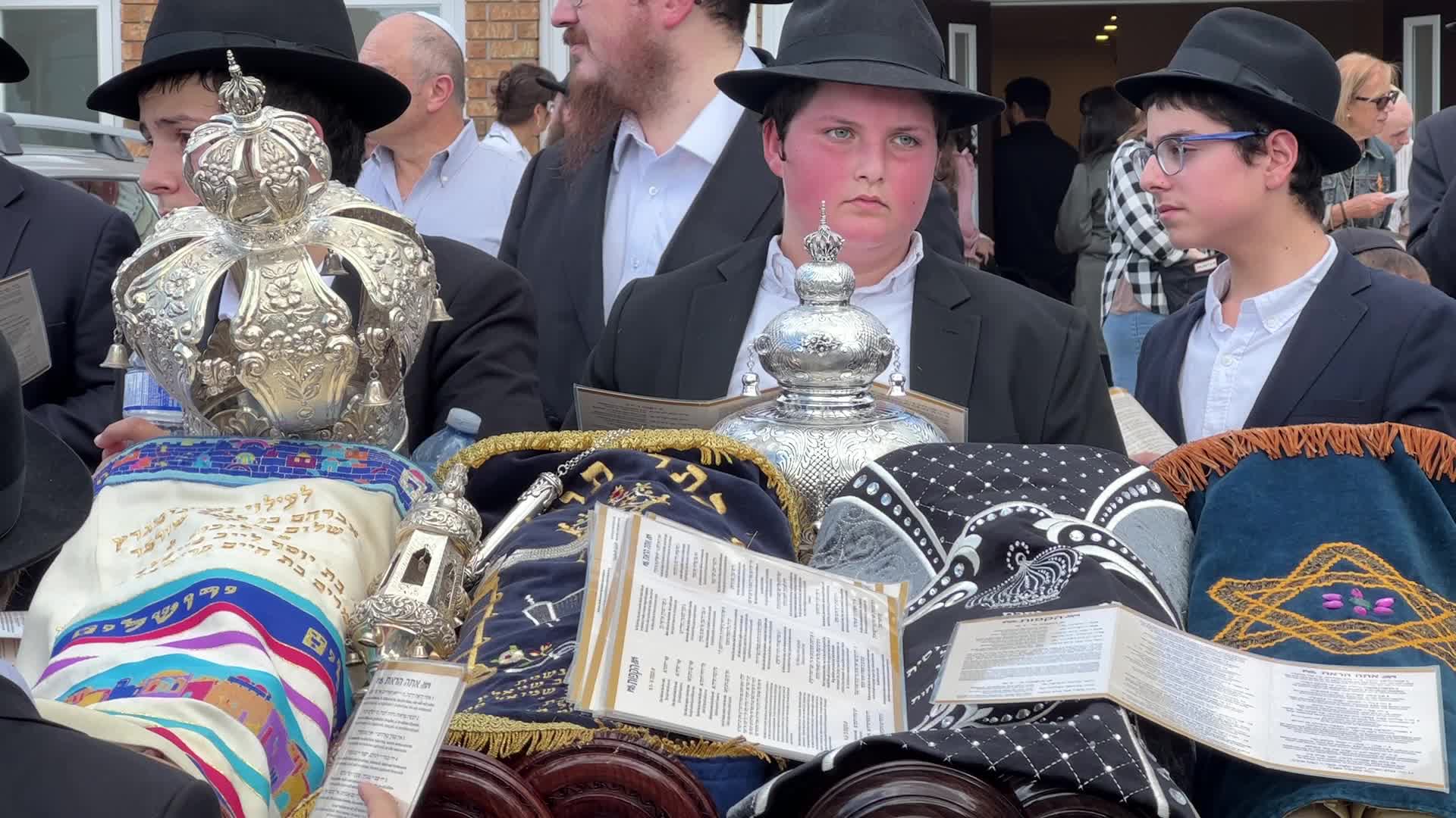 Procession to bring the Torah to the new synagogue